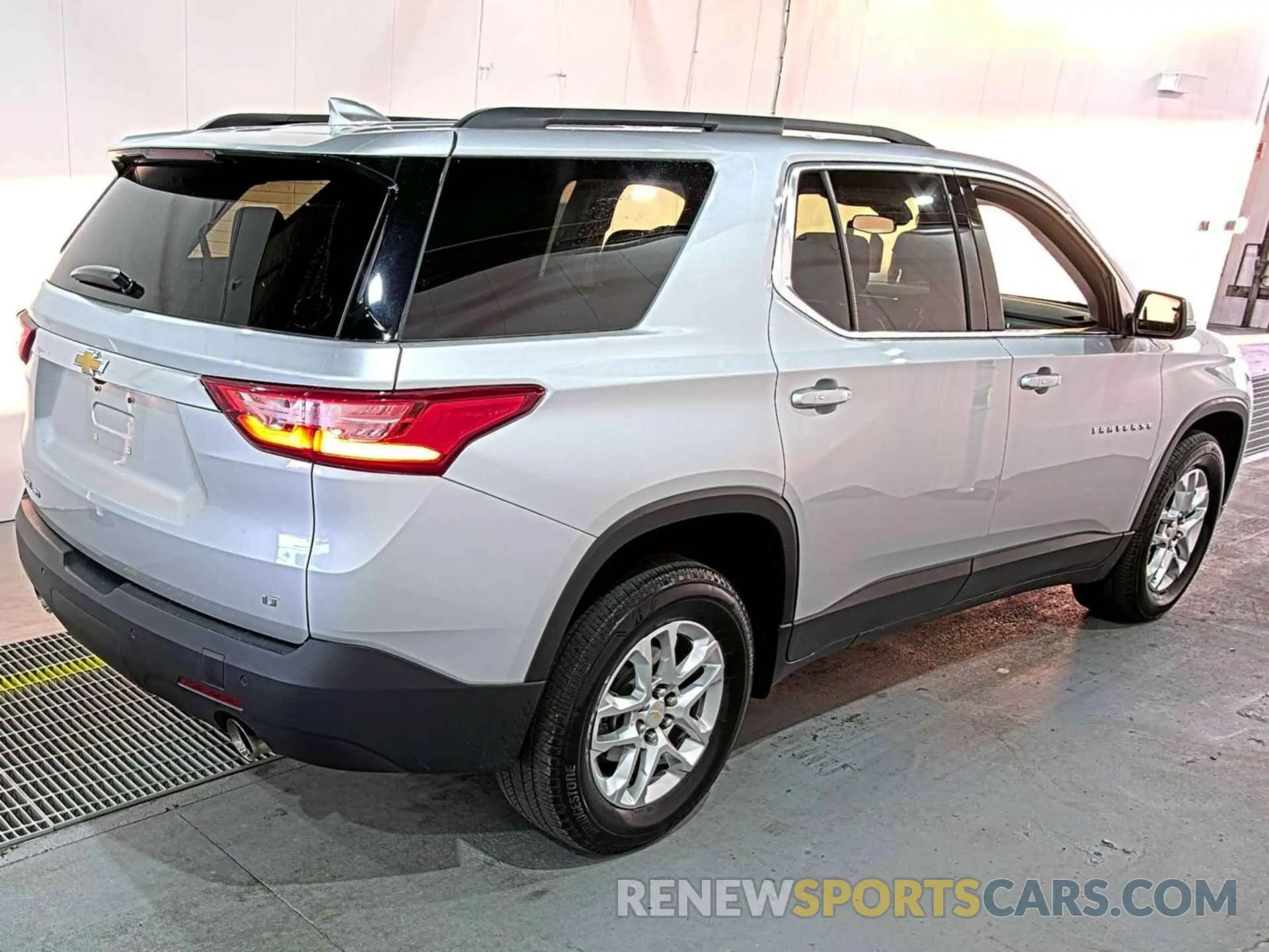 4 Photograph of a damaged car 1GNEVHKW1MJ185416 CHEVROLET TRAVERSE 2021