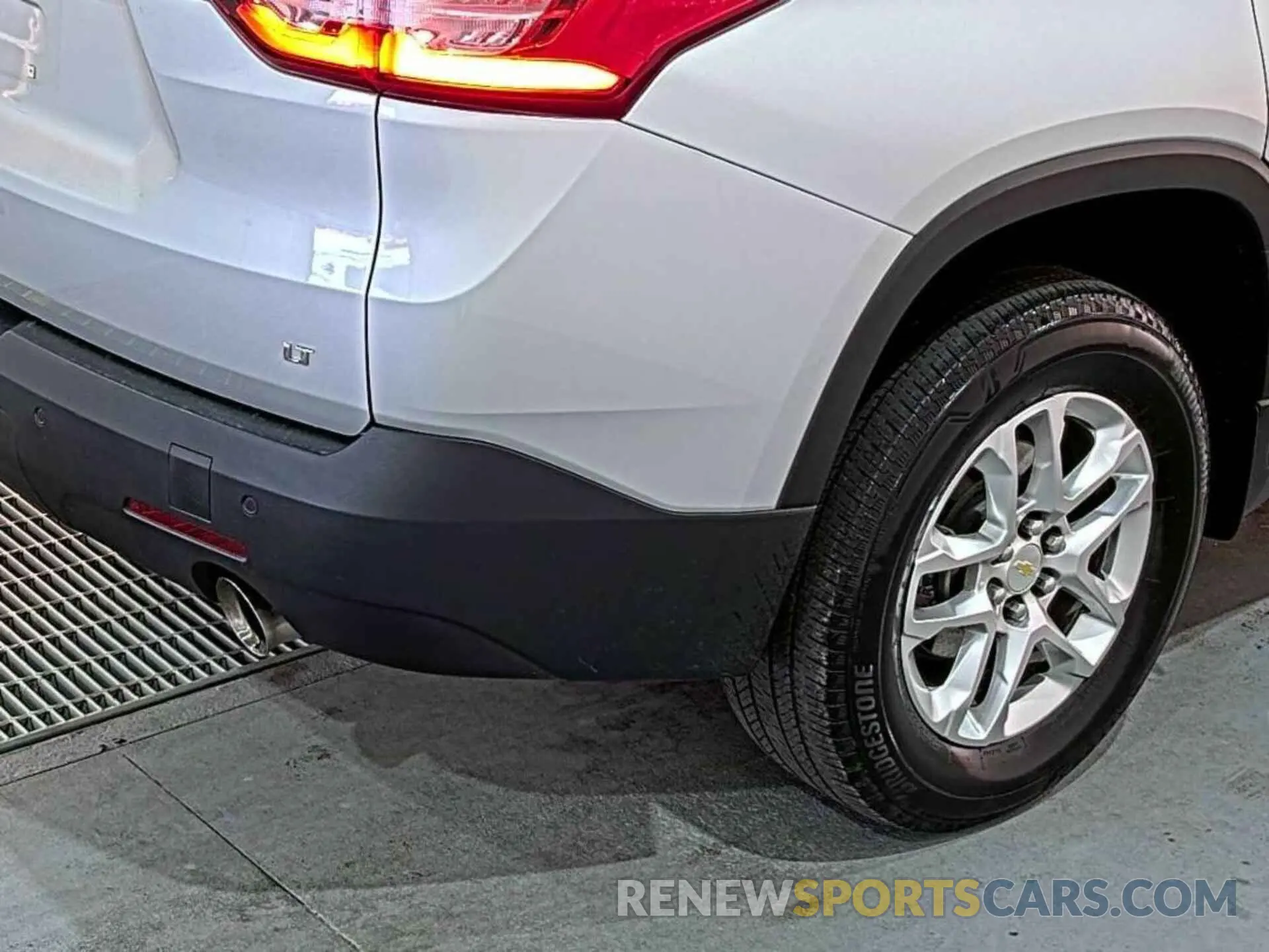 8 Photograph of a damaged car 1GNEVHKW1MJ185416 CHEVROLET TRAVERSE 2021