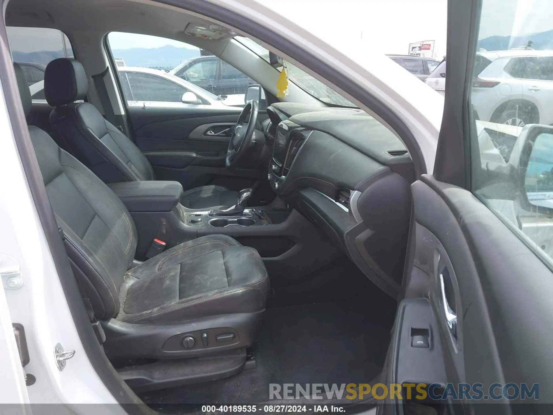 5 Photograph of a damaged car 1GNEVHKW1MJ213554 CHEVROLET TRAVERSE 2021