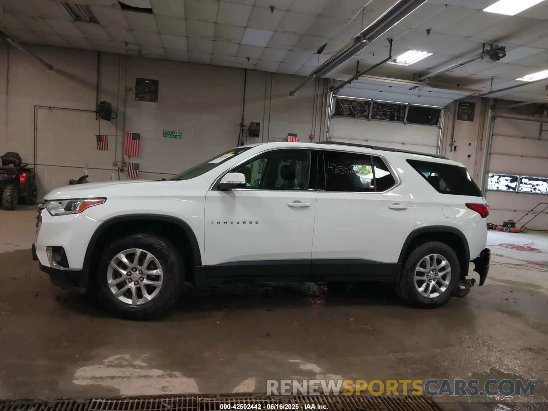 14 Photograph of a damaged car 1GNEVHKW1MJ270210 CHEVROLET TRAVERSE 2021