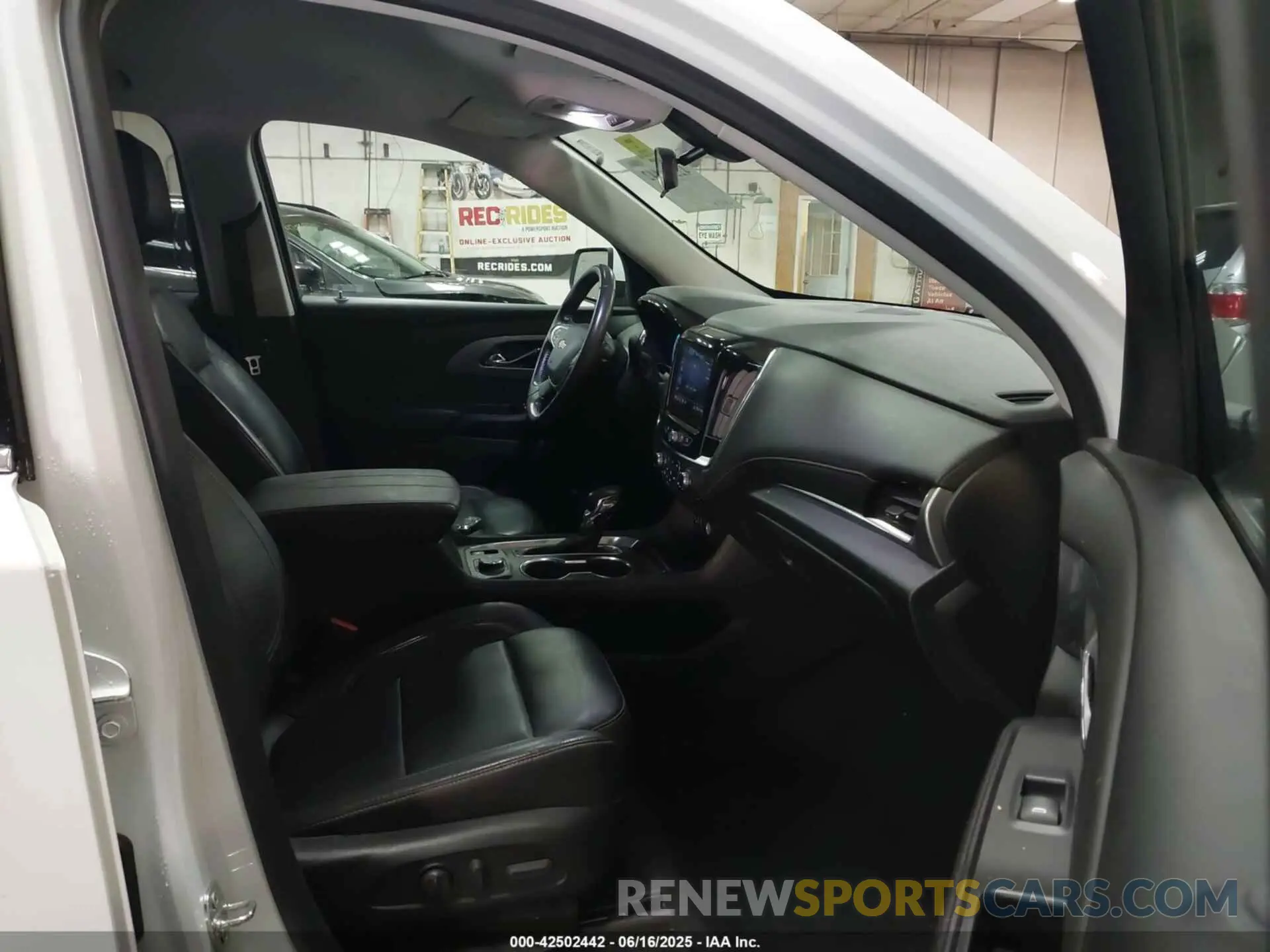 5 Photograph of a damaged car 1GNEVHKW1MJ270210 CHEVROLET TRAVERSE 2021