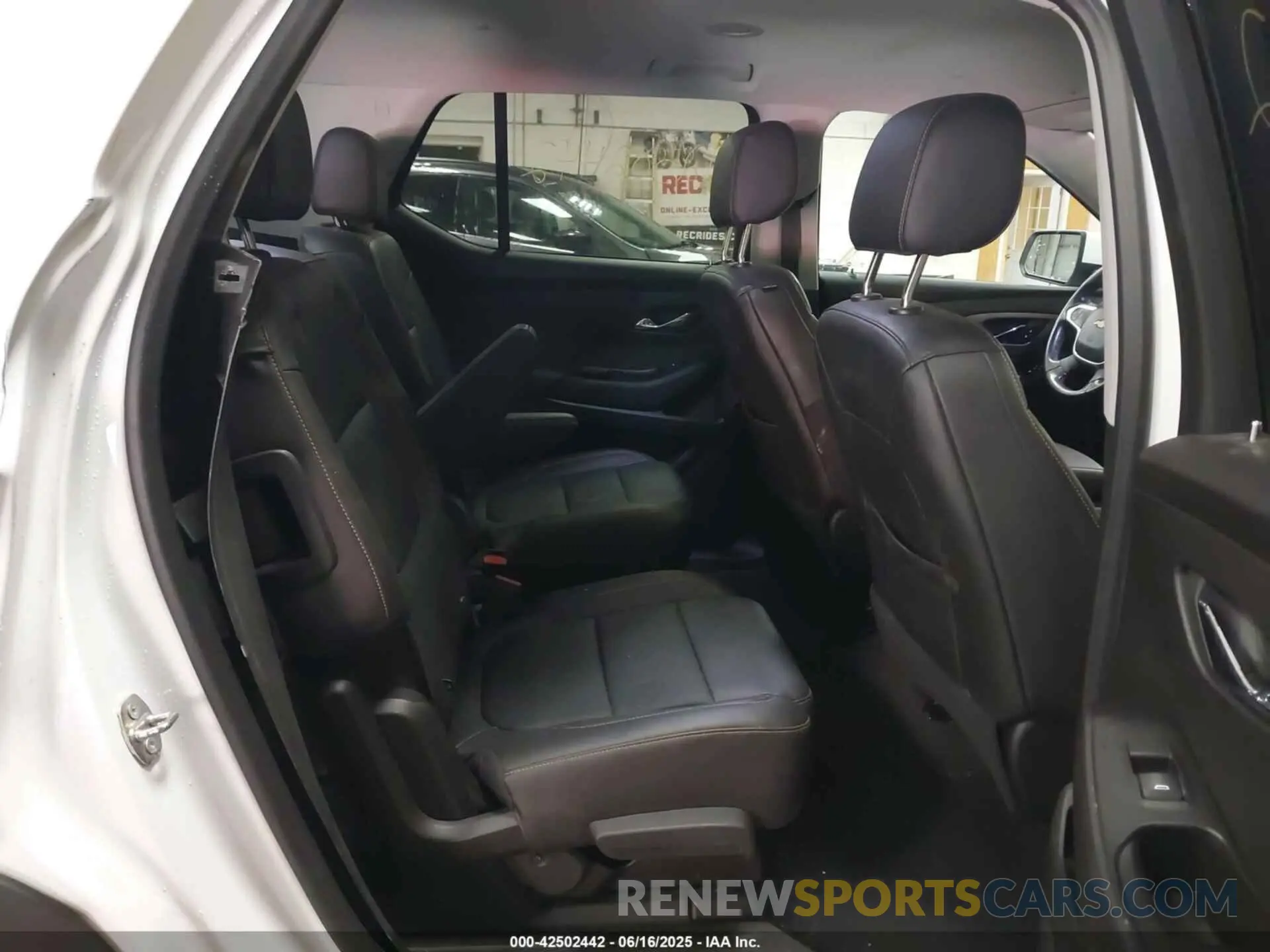 8 Photograph of a damaged car 1GNEVHKW1MJ270210 CHEVROLET TRAVERSE 2021