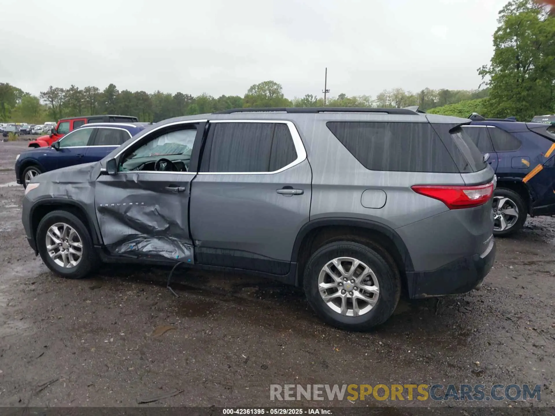 14 Photograph of a damaged car 1GNEVHKW2MJ118405 CHEVROLET TRAVERSE 2021
