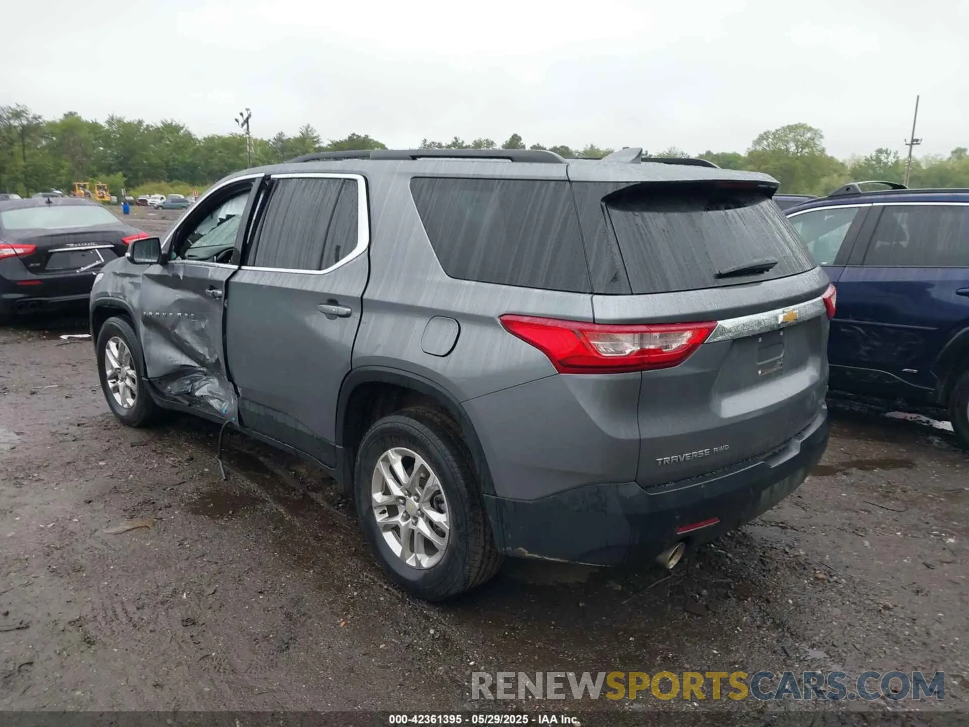 3 Photograph of a damaged car 1GNEVHKW2MJ118405 CHEVROLET TRAVERSE 2021