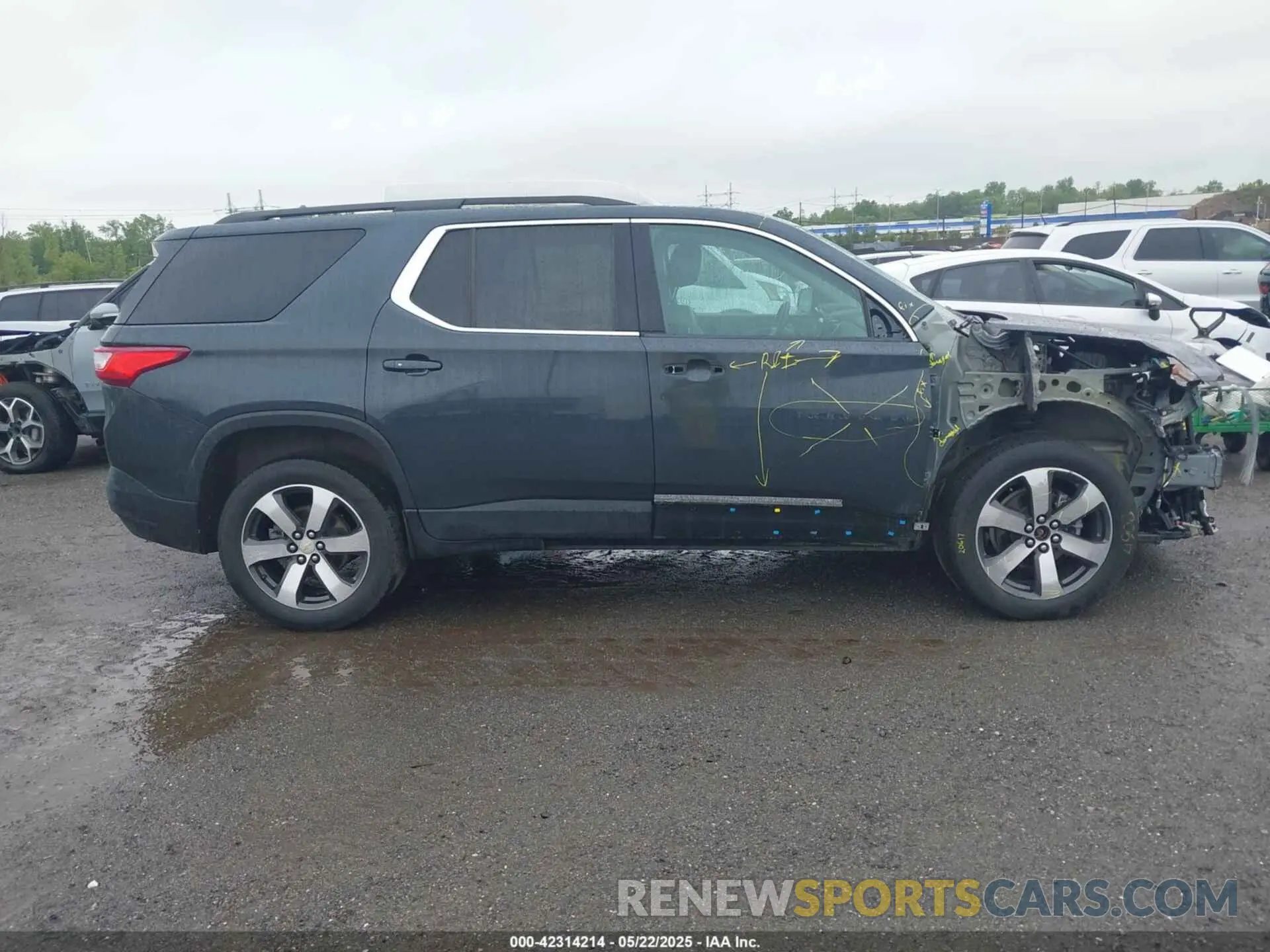 13 Photograph of a damaged car 1GNEVHKW2MJ195002 CHEVROLET TRAVERSE 2021