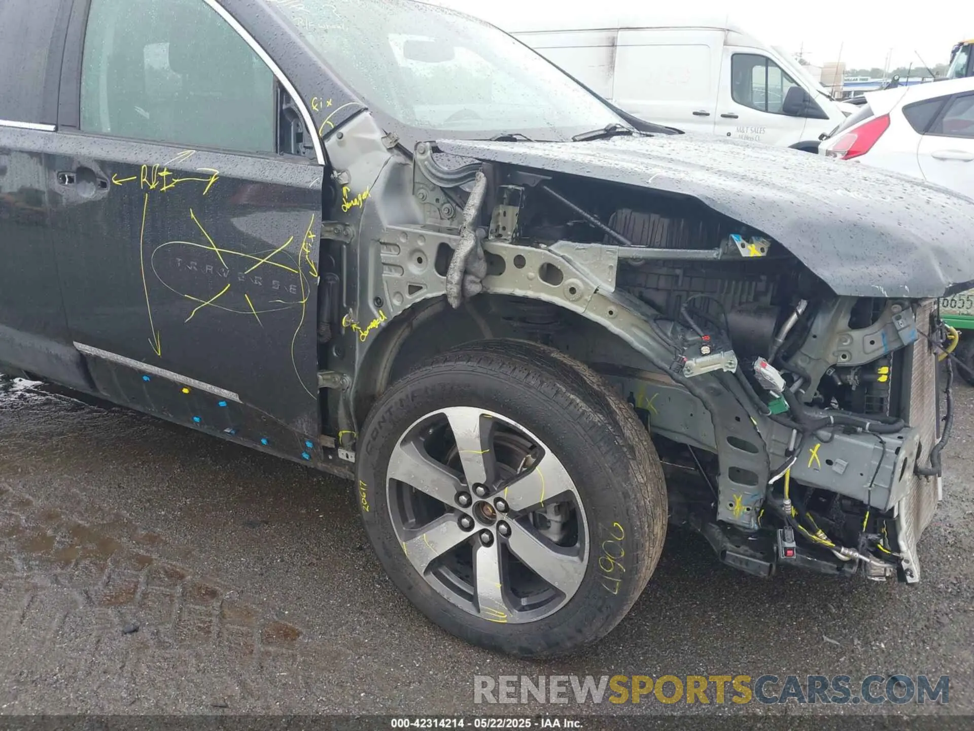 17 Photograph of a damaged car 1GNEVHKW2MJ195002 CHEVROLET TRAVERSE 2021