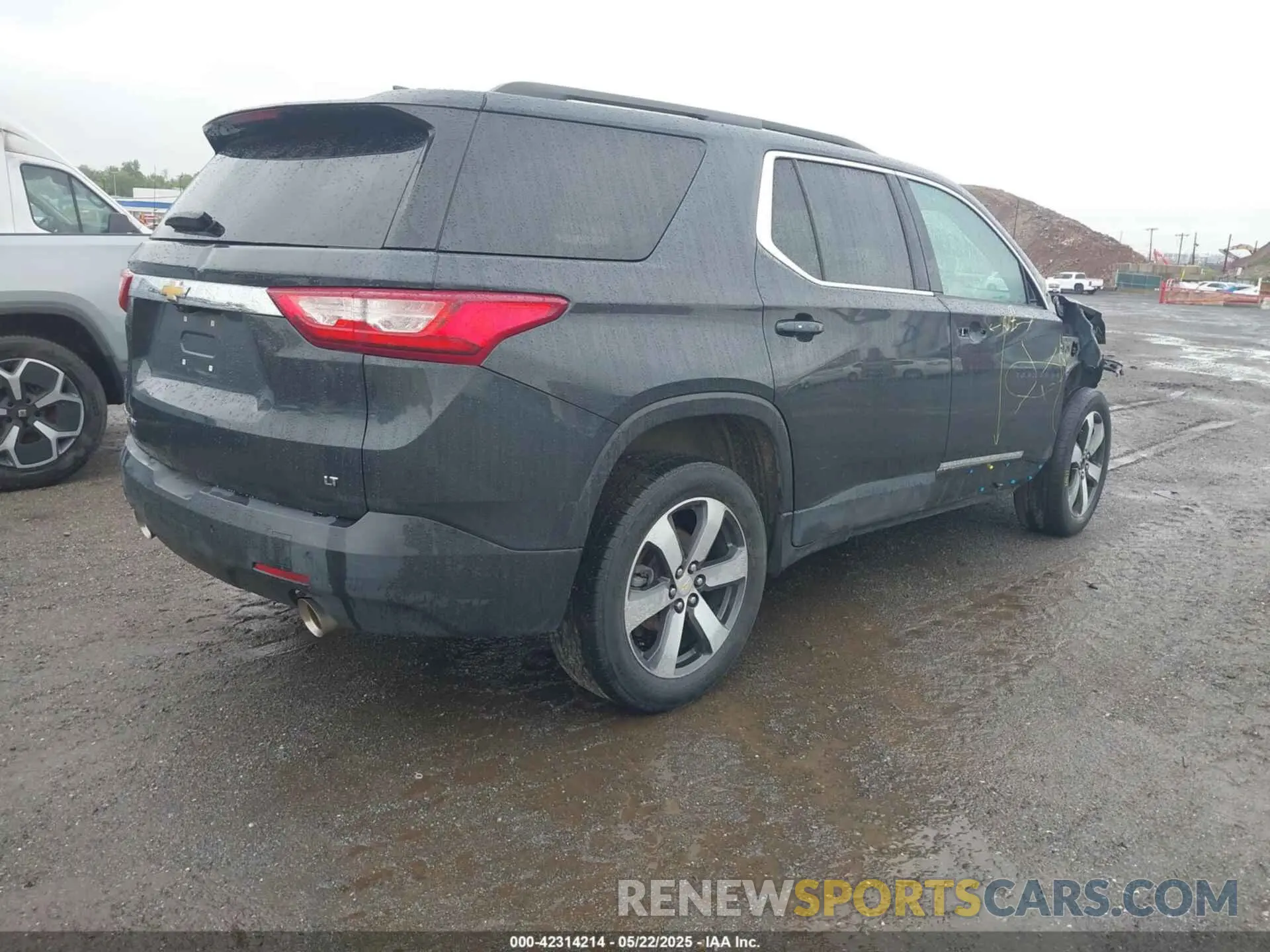 4 Photograph of a damaged car 1GNEVHKW2MJ195002 CHEVROLET TRAVERSE 2021