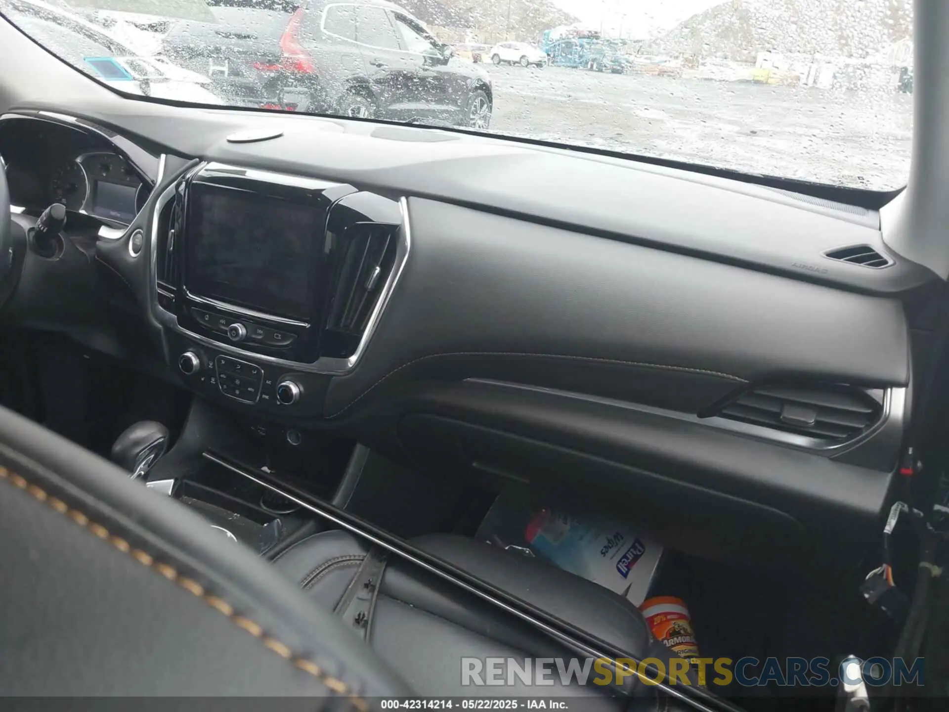 5 Photograph of a damaged car 1GNEVHKW2MJ195002 CHEVROLET TRAVERSE 2021