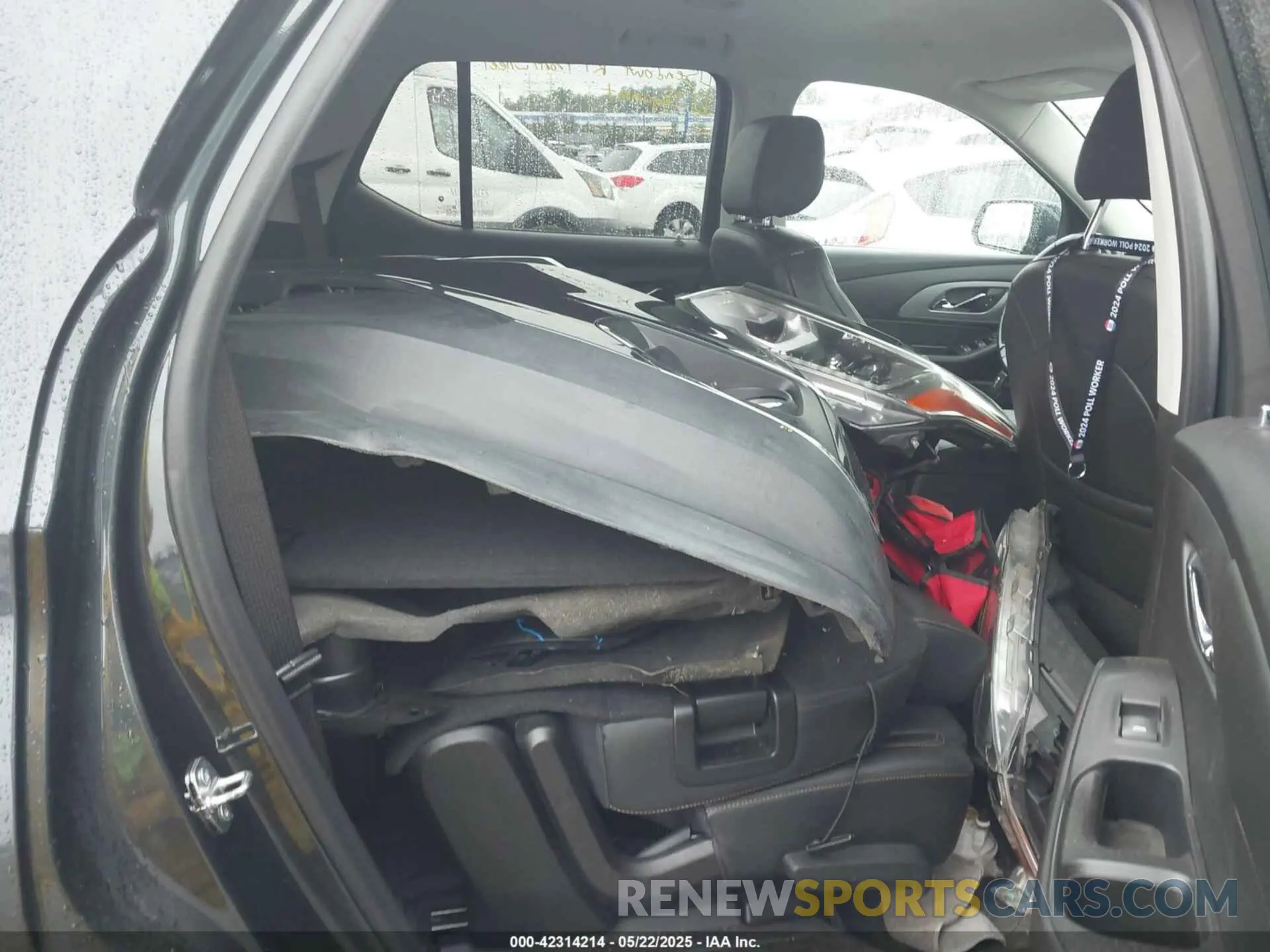 8 Photograph of a damaged car 1GNEVHKW2MJ195002 CHEVROLET TRAVERSE 2021