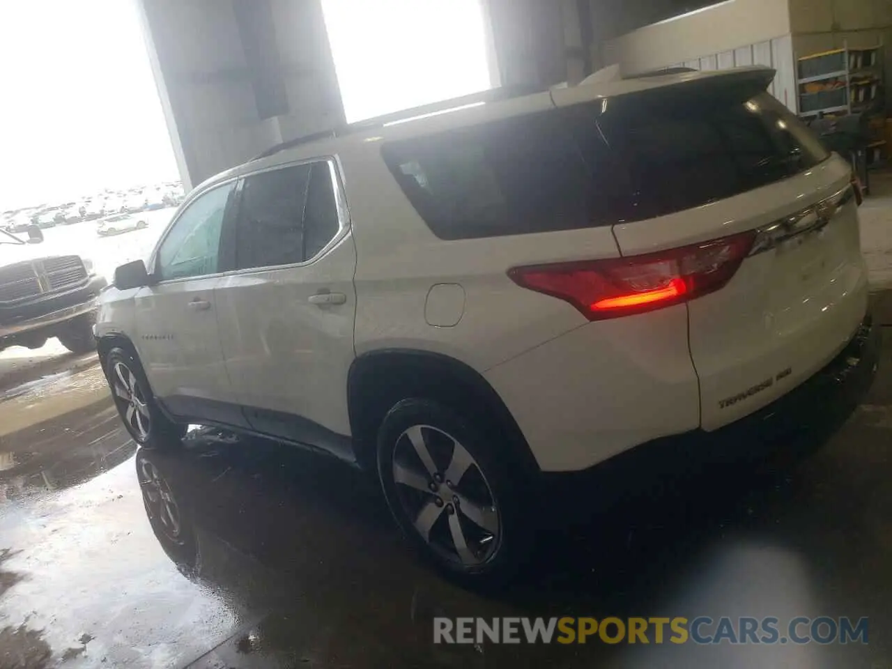 2 Photograph of a damaged car 1GNEVHKW3MJ169167 CHEVROLET TRAVERSE 2021