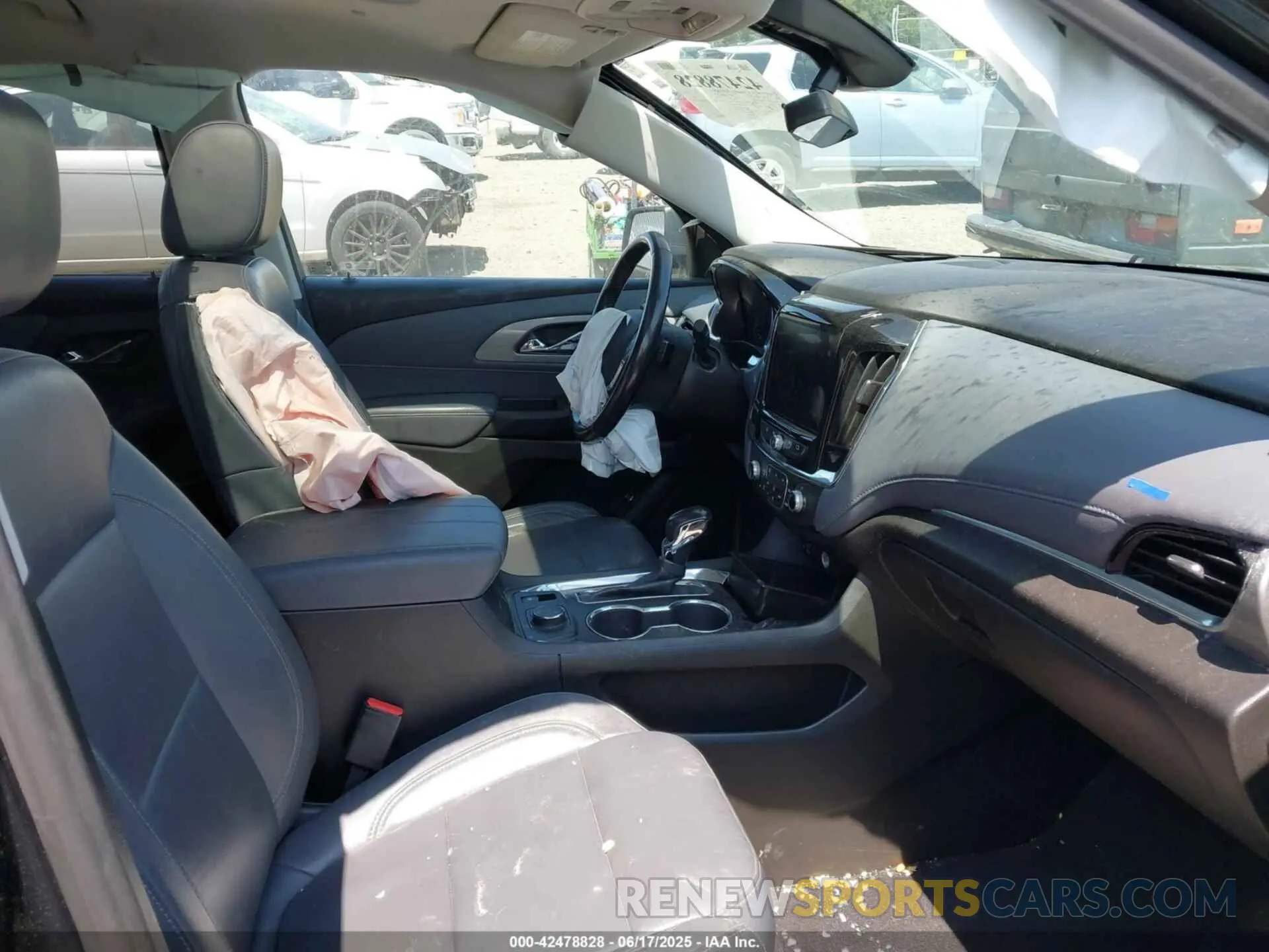 5 Photograph of a damaged car 1GNEVHKW6MJ141377 CHEVROLET TRAVERSE 2021