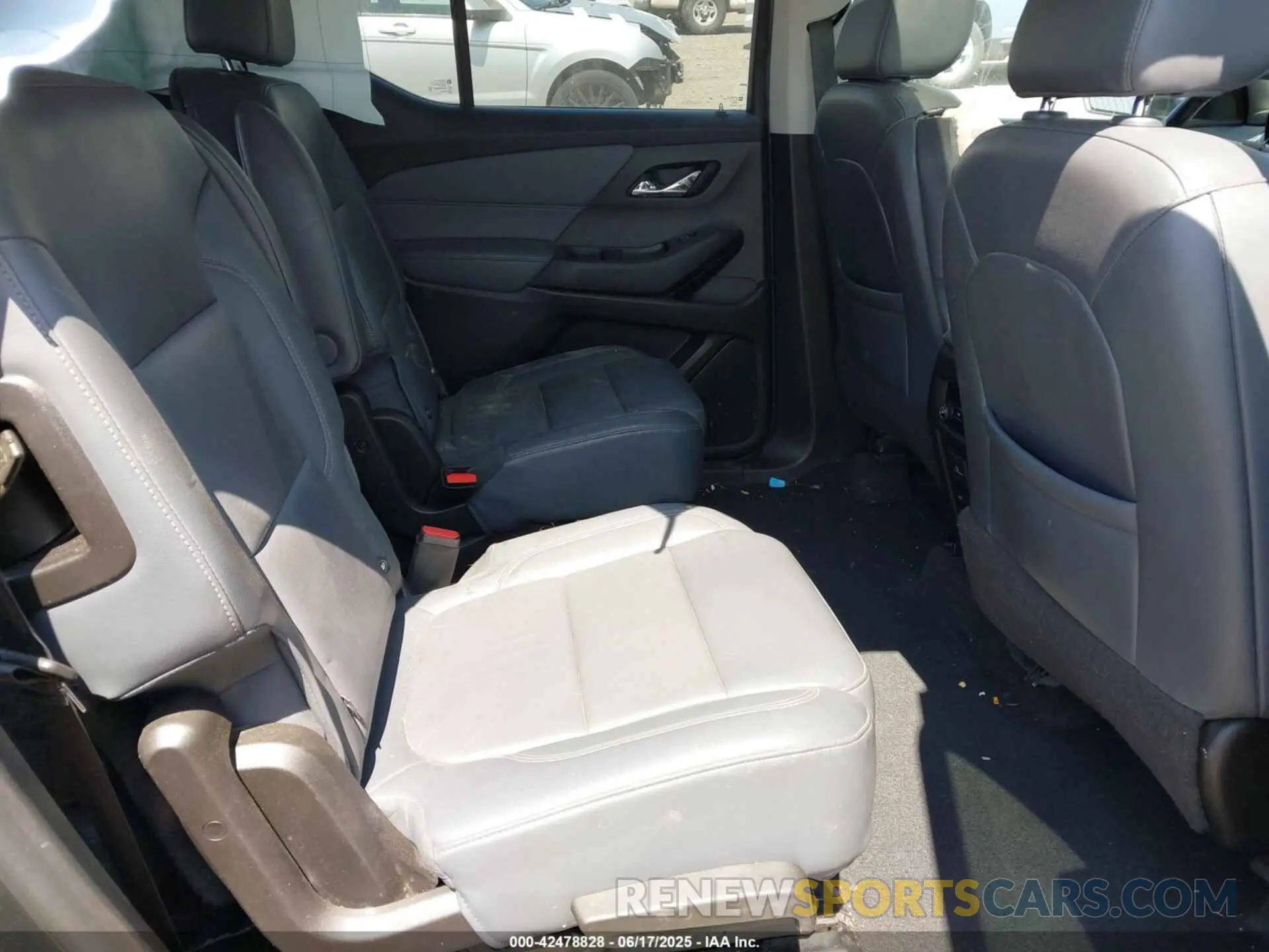 8 Photograph of a damaged car 1GNEVHKW6MJ141377 CHEVROLET TRAVERSE 2021