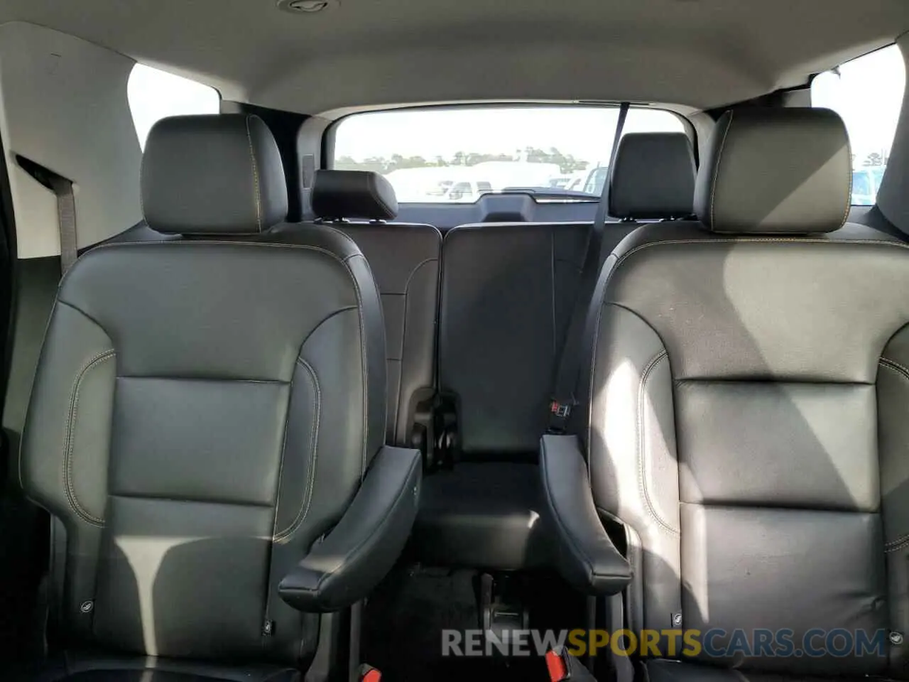 10 Photograph of a damaged car 1GNEVHKW6MJ211914 CHEVROLET TRAVERSE 2021
