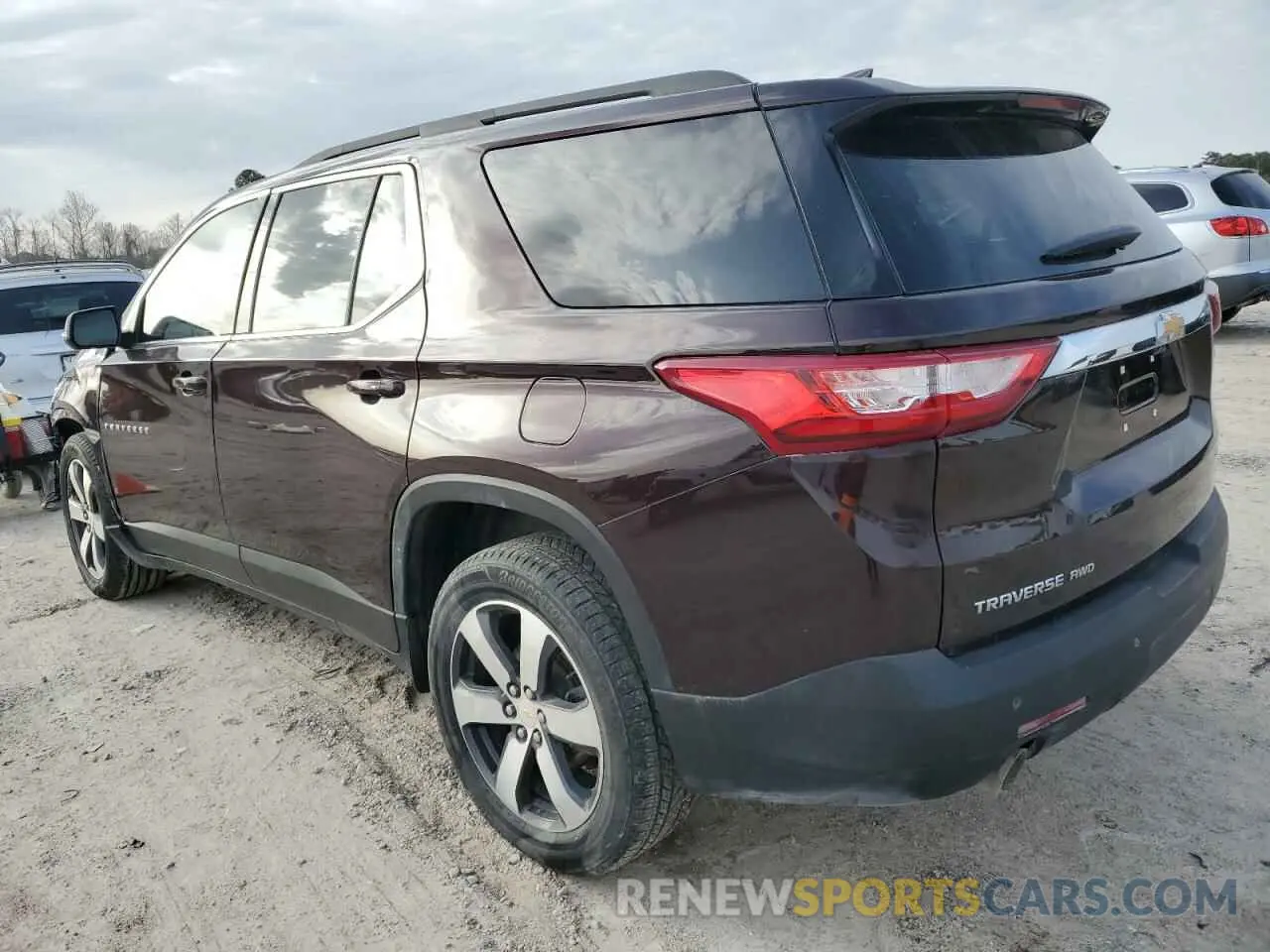 2 Photograph of a damaged car 1GNEVHKW6MJ211914 CHEVROLET TRAVERSE 2021