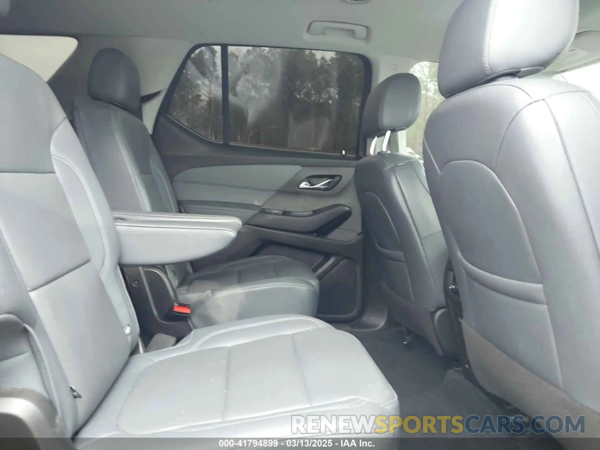 8 Photograph of a damaged car 1GNEVHKW6MJ214098 CHEVROLET TRAVERSE 2021