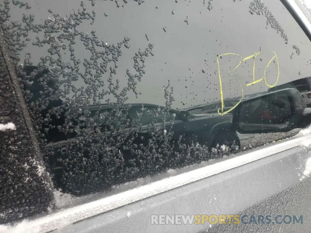10 Photograph of a damaged car 1GNEVHKW7MJ113930 CHEVROLET TRAVERSE 2021