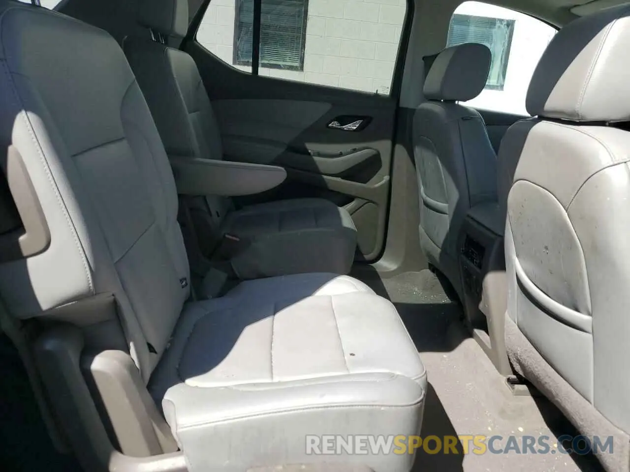 11 Photograph of a damaged car 1GNEVHKW7MJ221657 CHEVROLET TRAVERSE 2021