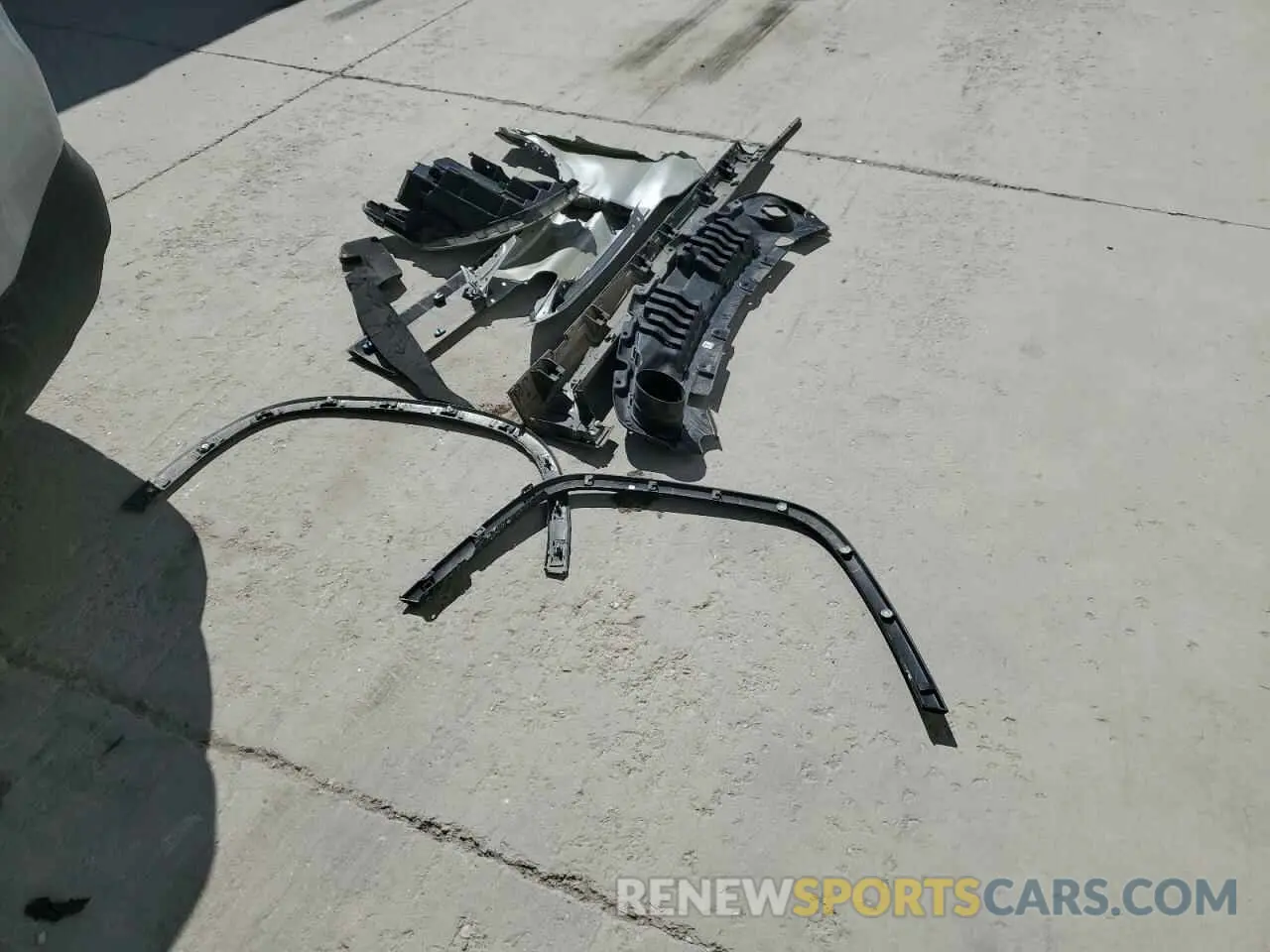 13 Photograph of a damaged car 1GNEVHKW7MJ221657 CHEVROLET TRAVERSE 2021