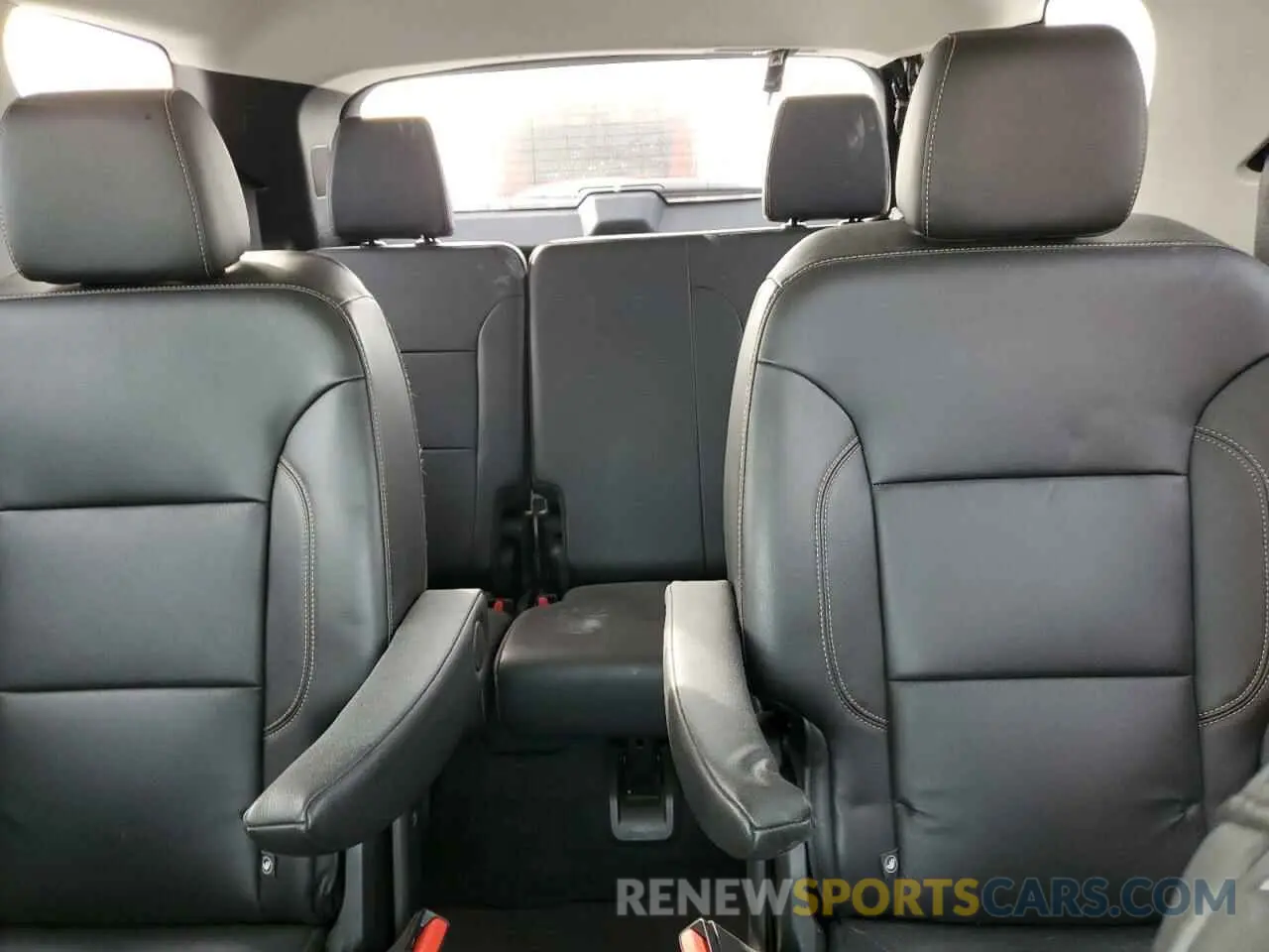 10 Photograph of a damaged car 1GNEVHKW8MJ207573 CHEVROLET TRAVERSE 2021