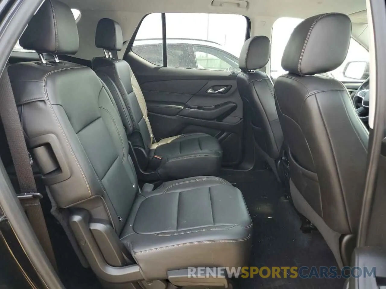 11 Photograph of a damaged car 1GNEVHKW9MJ266082 CHEVROLET TRAVERSE 2021