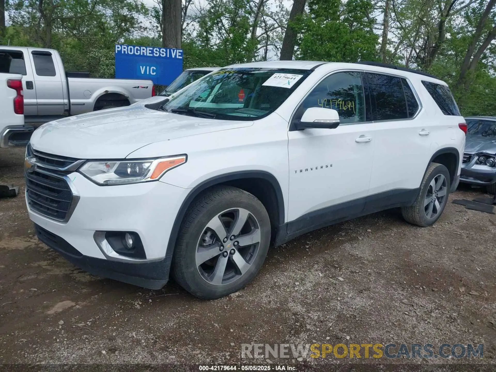 2 Photograph of a damaged car 1GNEVHKWXMJ140149 CHEVROLET TRAVERSE 2021