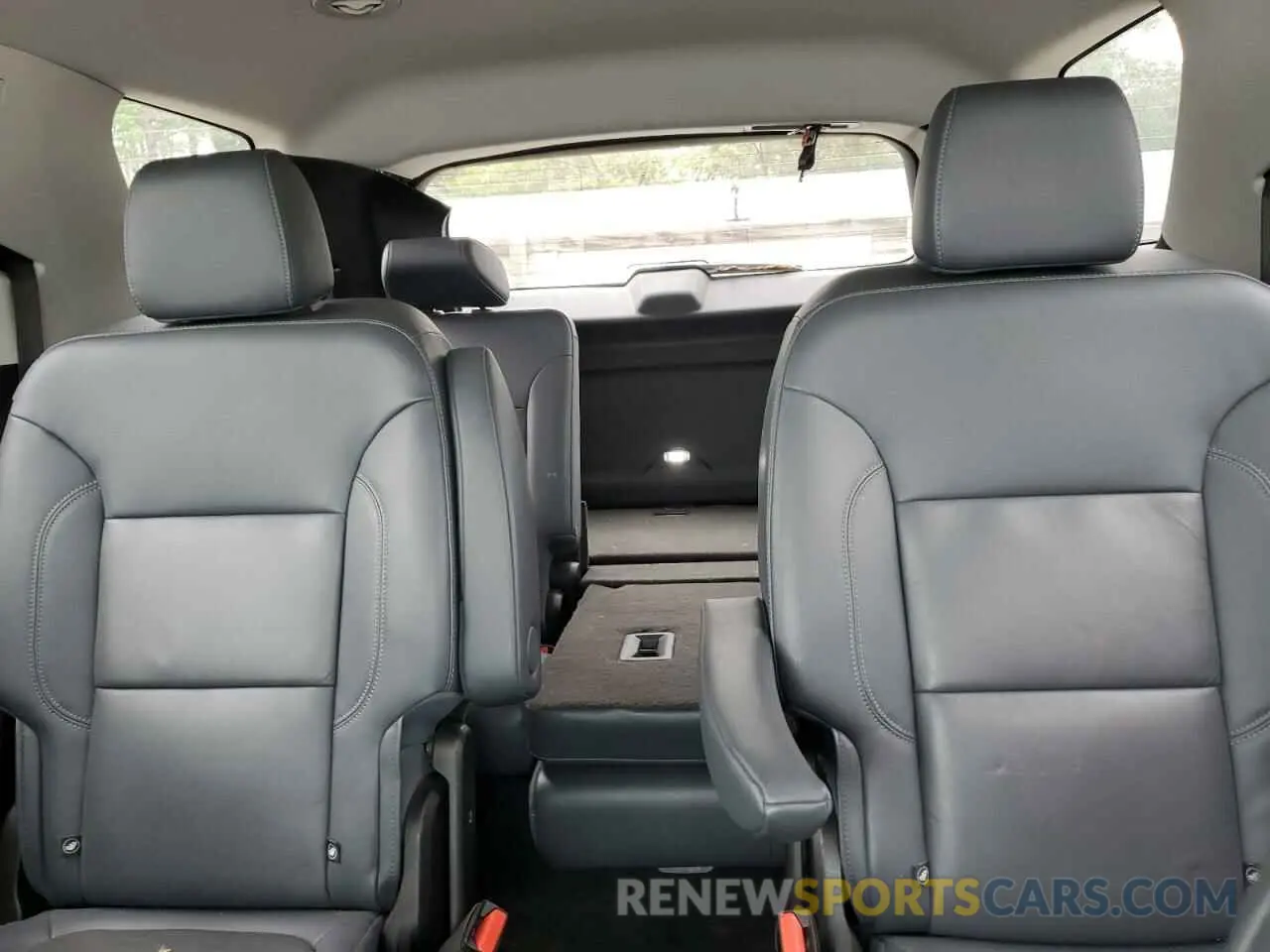 10 Photograph of a damaged car 1GNEVHKWXMJ214024 CHEVROLET TRAVERSE 2021