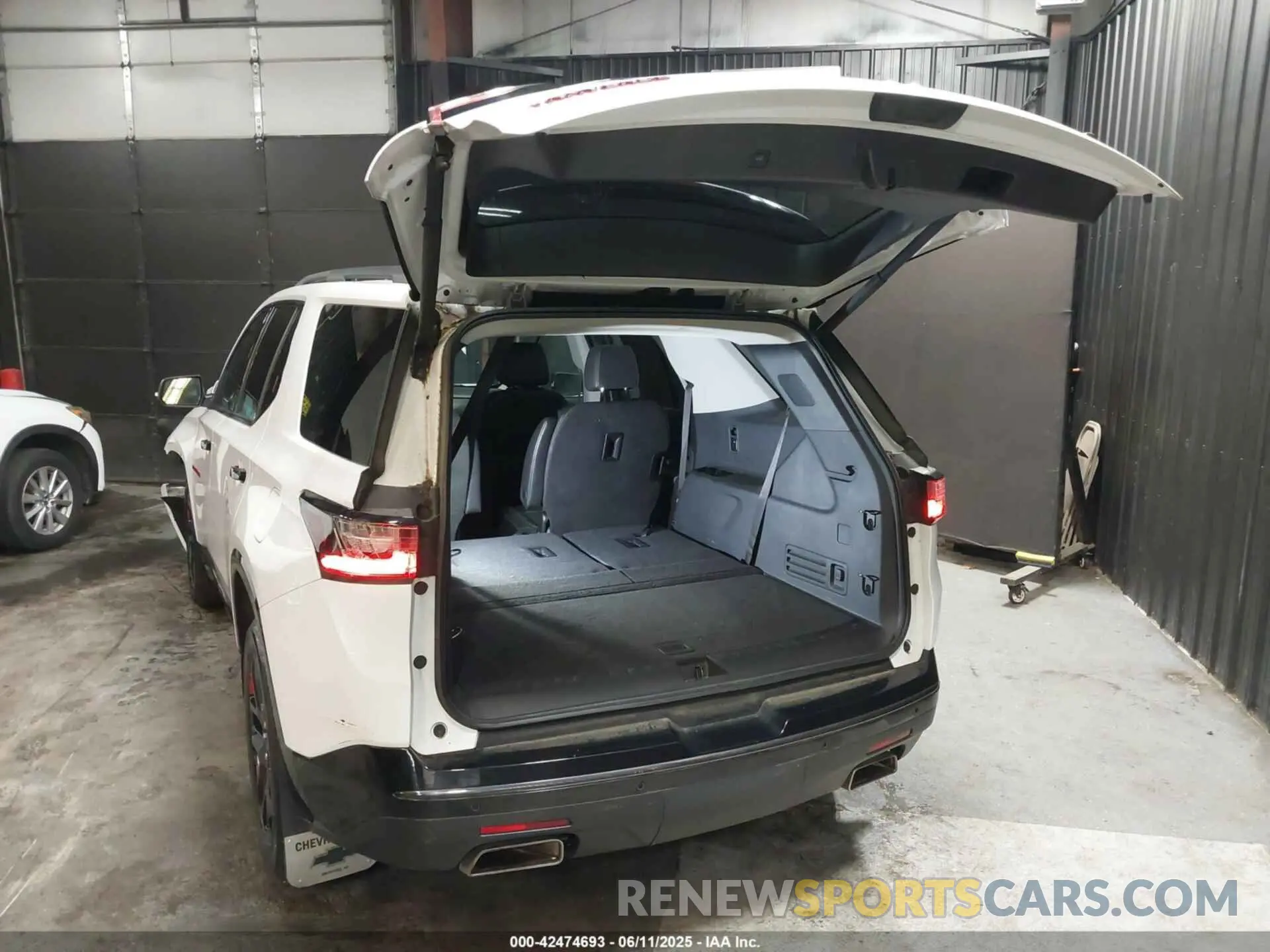 3 Photograph of a damaged car 1GNEVKKW1MJ136097 CHEVROLET TRAVERSE 2021