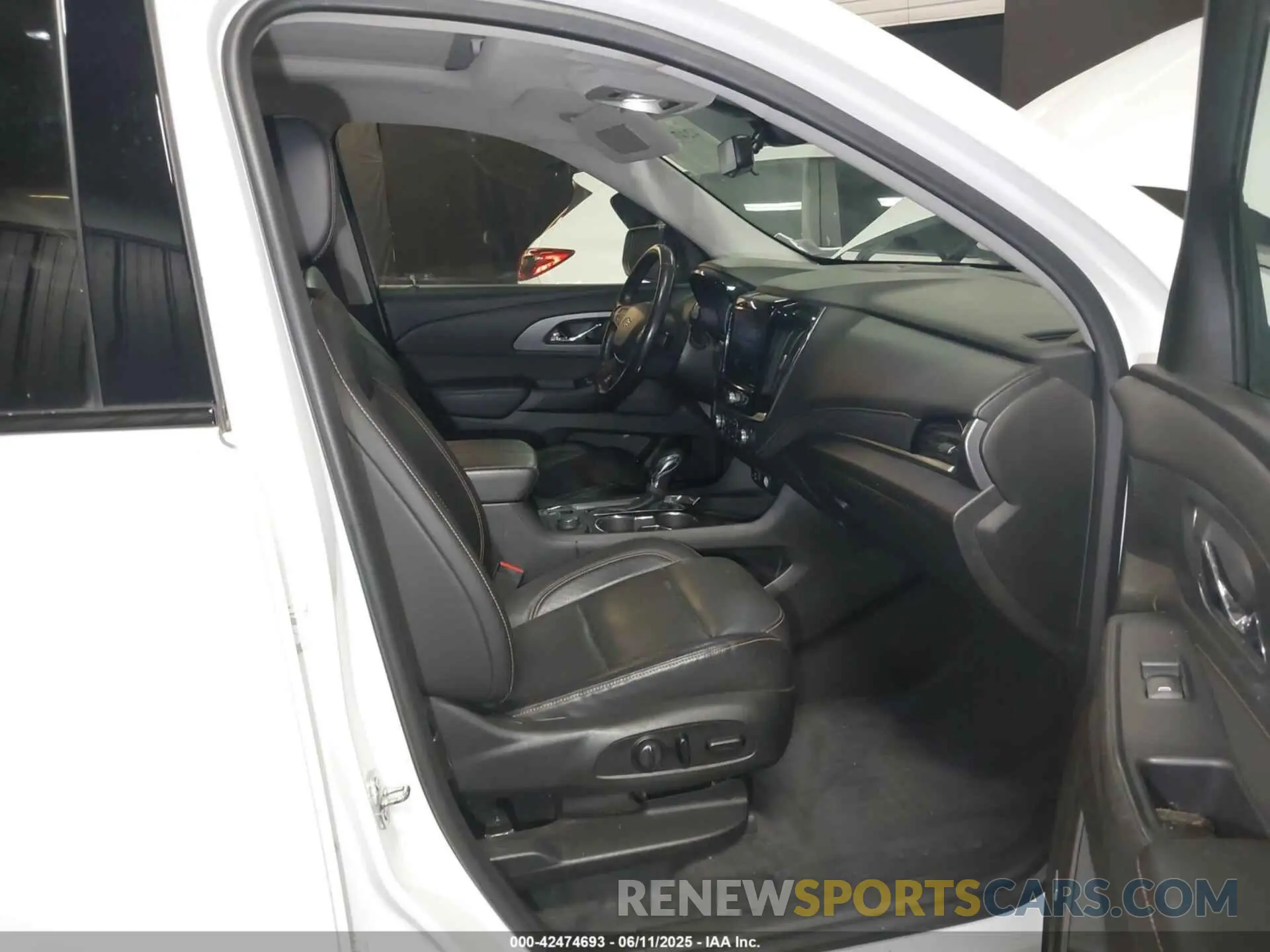 5 Photograph of a damaged car 1GNEVKKW1MJ136097 CHEVROLET TRAVERSE 2021