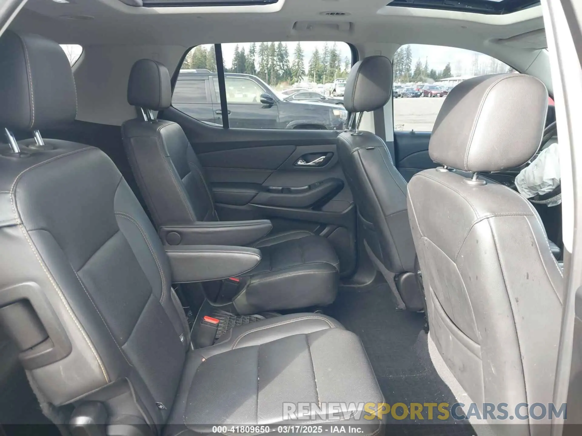 8 Photograph of a damaged car 1GNEVKKW7MJ250461 CHEVROLET TRAVERSE 2021
