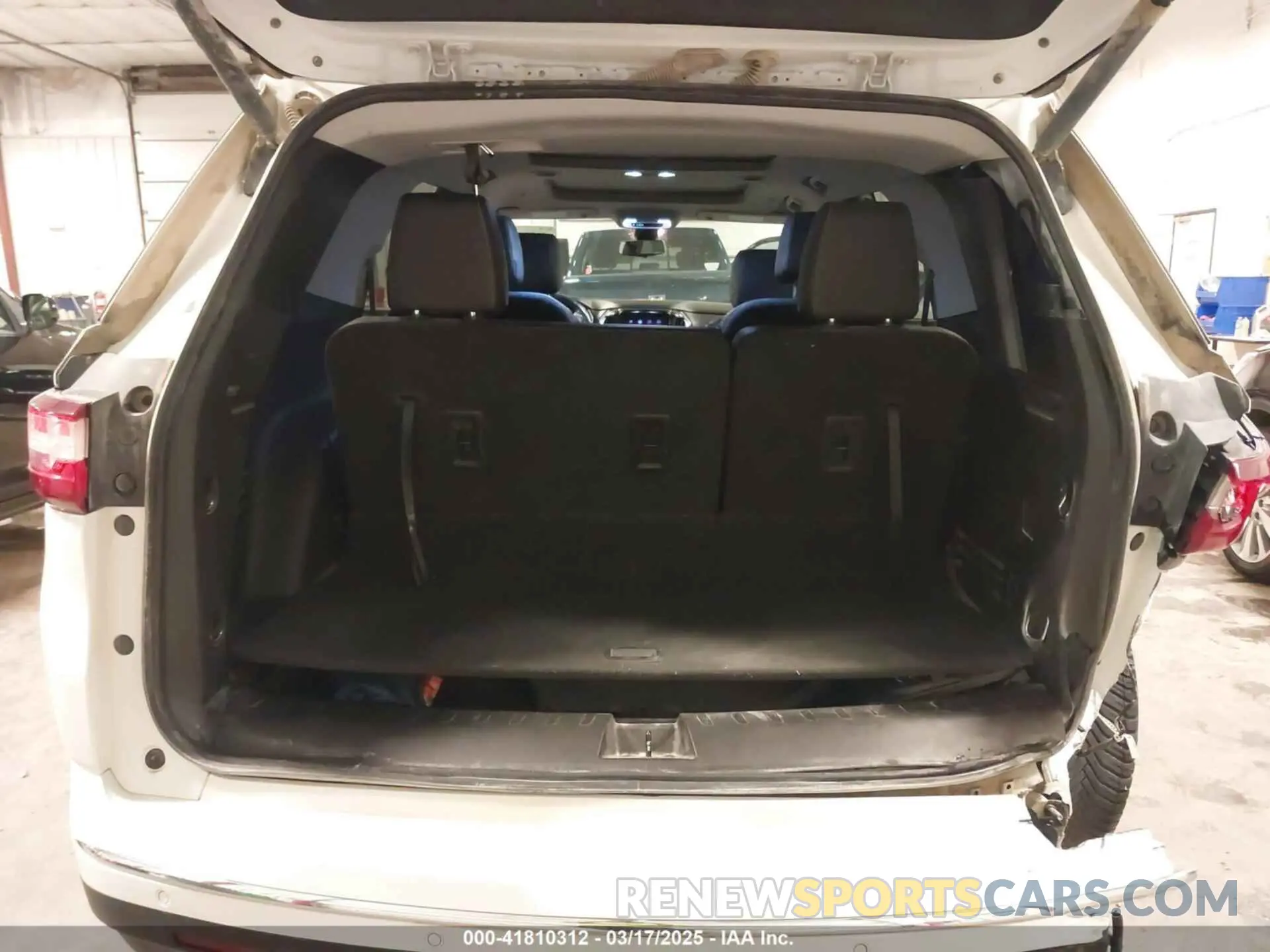 17 Photograph of a damaged car 1GNEVKKW8MJ259346 CHEVROLET TRAVERSE 2021