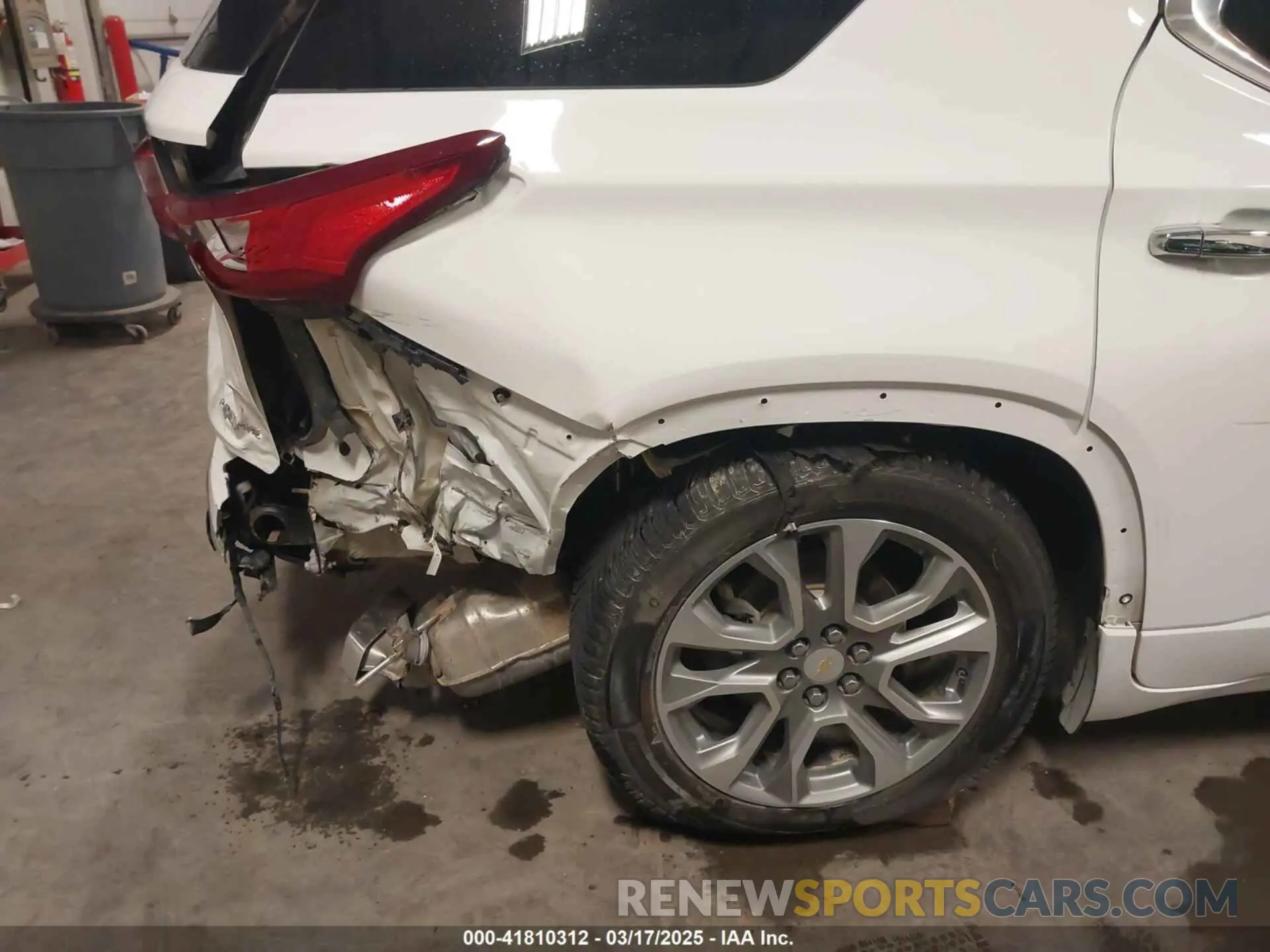 18 Photograph of a damaged car 1GNEVKKW8MJ259346 CHEVROLET TRAVERSE 2021
