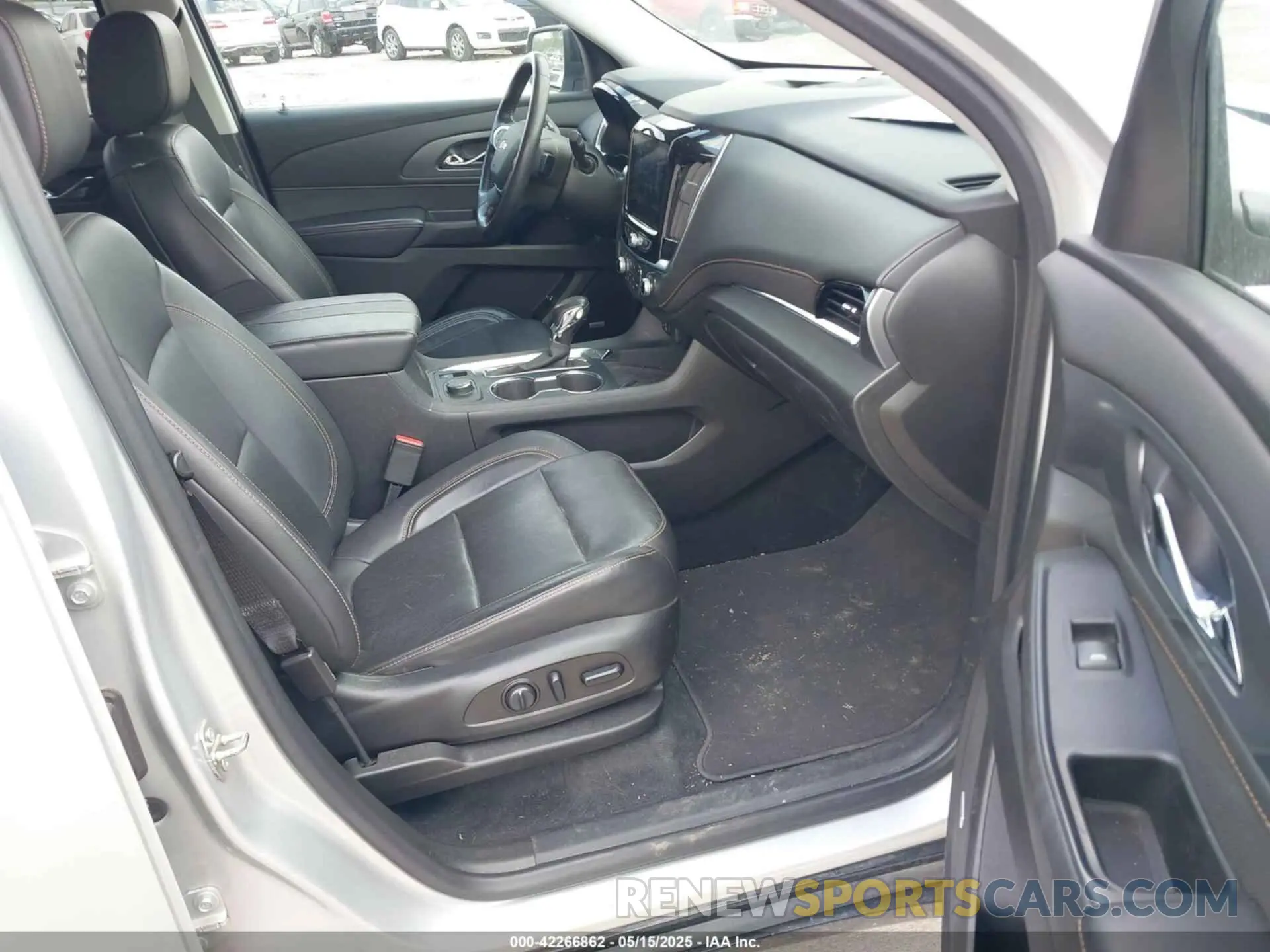5 Photograph of a damaged car 1GNEVKKWXMJ159359 CHEVROLET TRAVERSE 2021