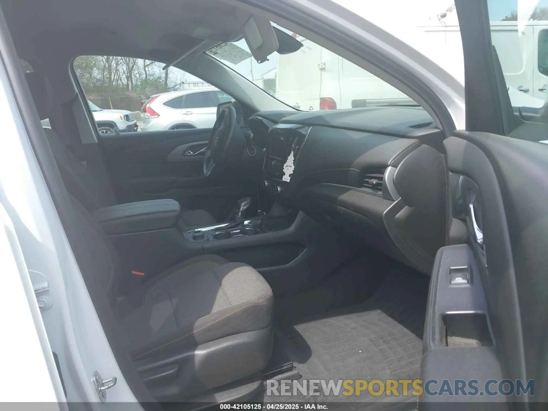 5 Photograph of a damaged car 1GNEVLKW3MJ140478 CHEVROLET TRAVERSE 2021