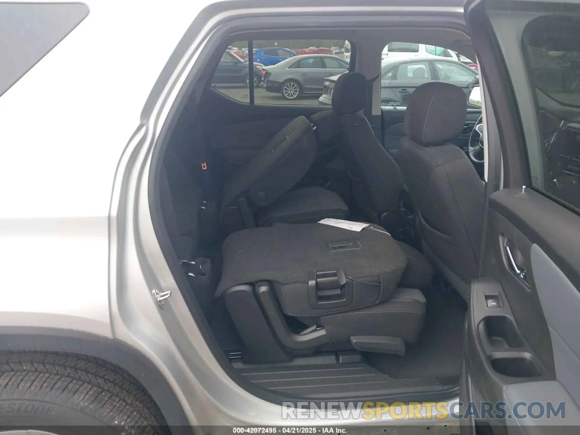 8 Photograph of a damaged car 1GNEVMKW6MJ221433 CHEVROLET TRAVERSE 2021