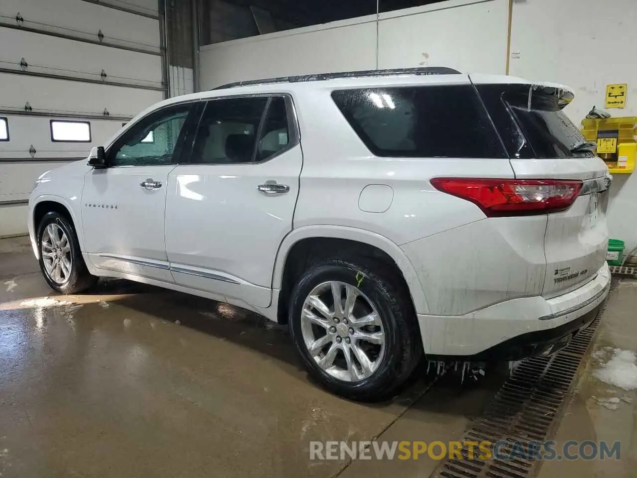 2 Photograph of a damaged car 1GNEVNKW8MJ196427 CHEVROLET TRAVERSE 2021