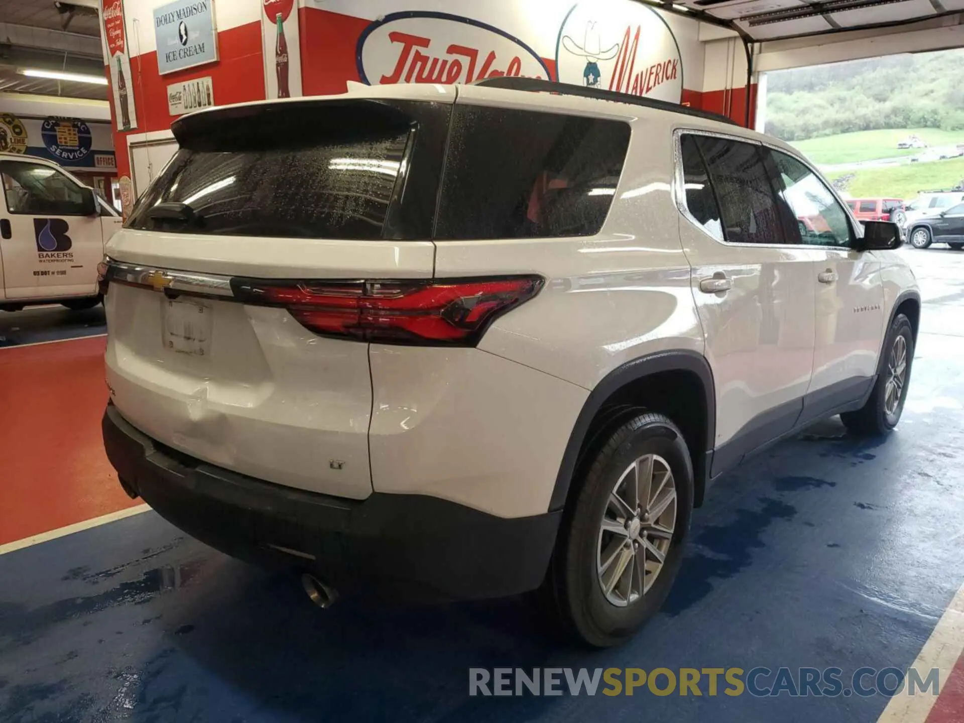 17 Photograph of a damaged car 1GNERGKW3NJ150506 CHEVROLET TRAVERSE 2022