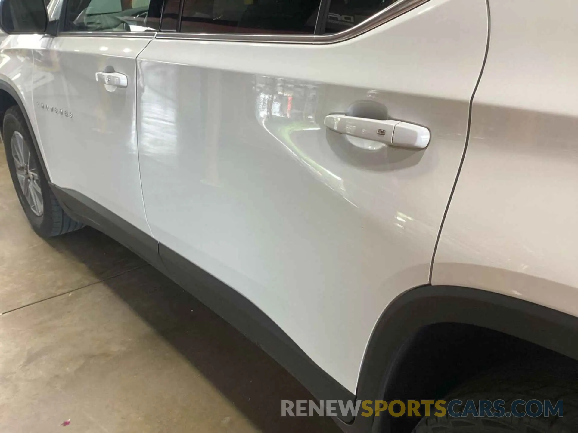 8 Photograph of a damaged car 1GNERGKW3NJ180301 CHEVROLET TRAVERSE 2022