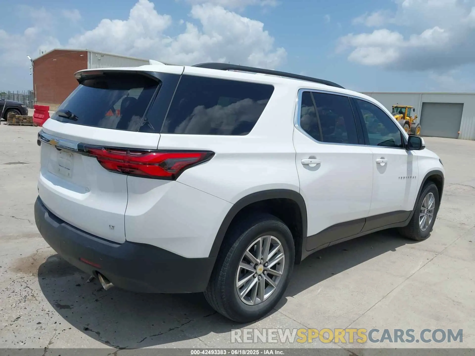 4 Photograph of a damaged car 1GNERGKW4NJ183708 CHEVROLET TRAVERSE 2022