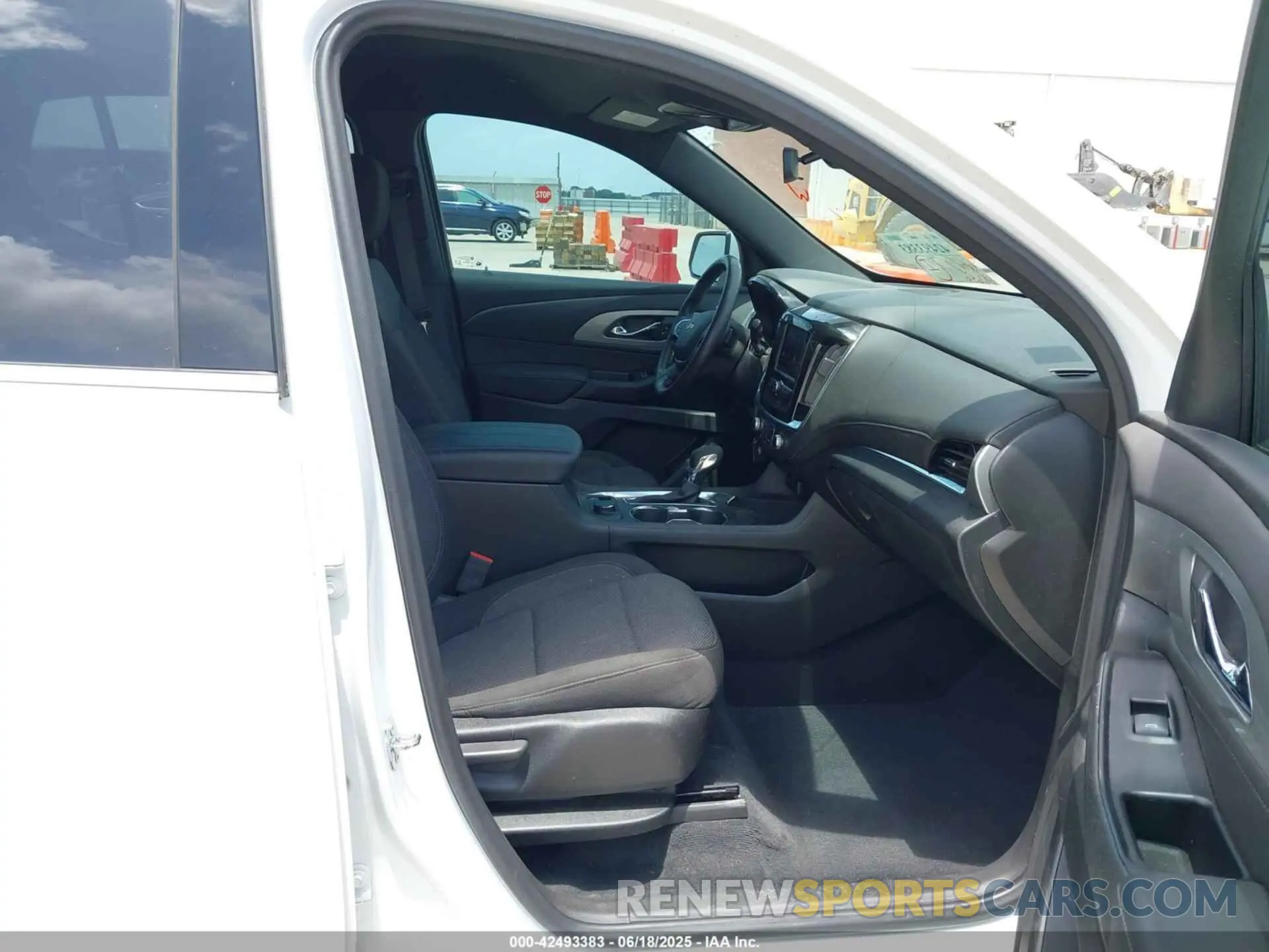 5 Photograph of a damaged car 1GNERGKW4NJ183708 CHEVROLET TRAVERSE 2022