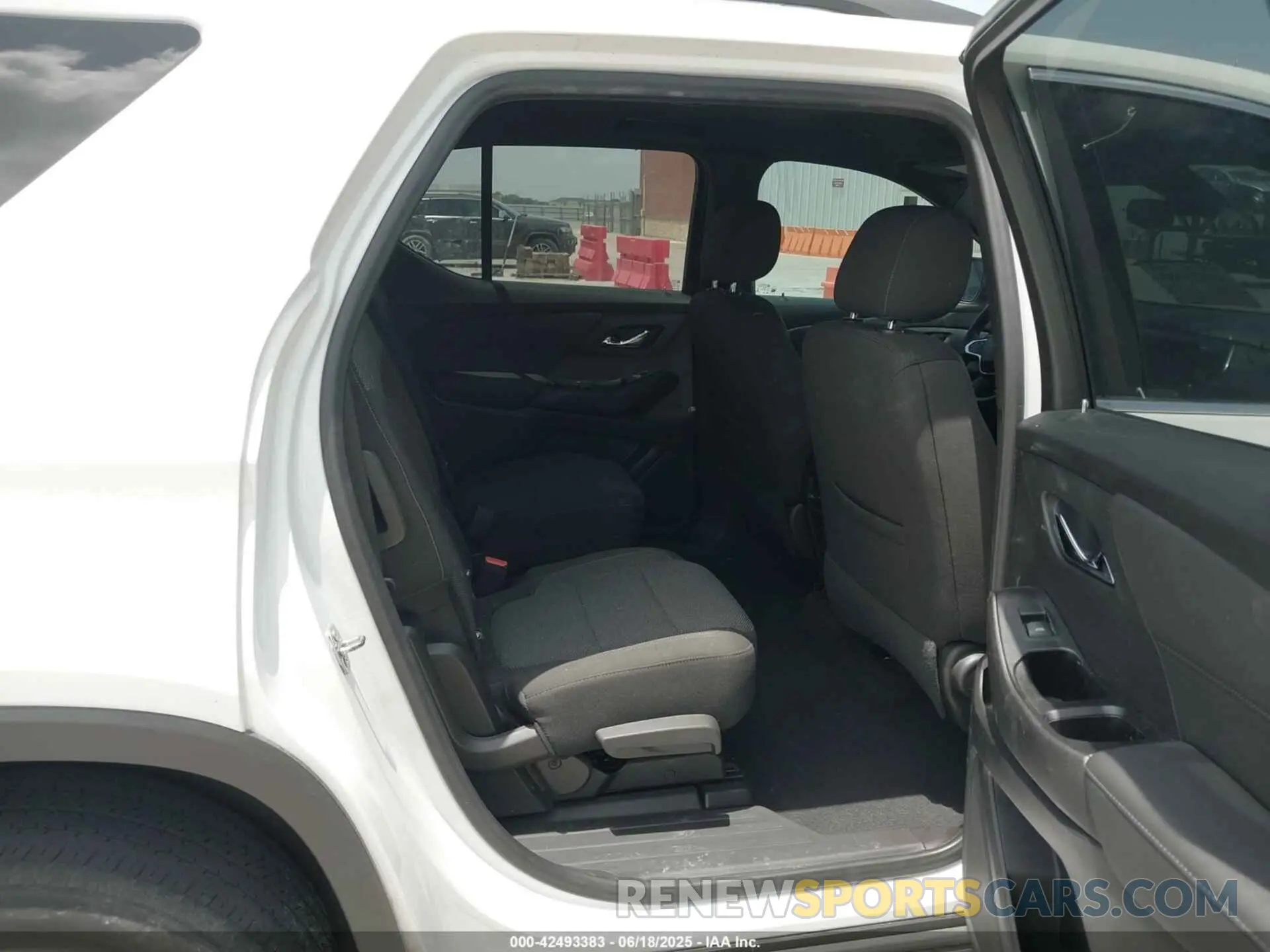 8 Photograph of a damaged car 1GNERGKW4NJ183708 CHEVROLET TRAVERSE 2022