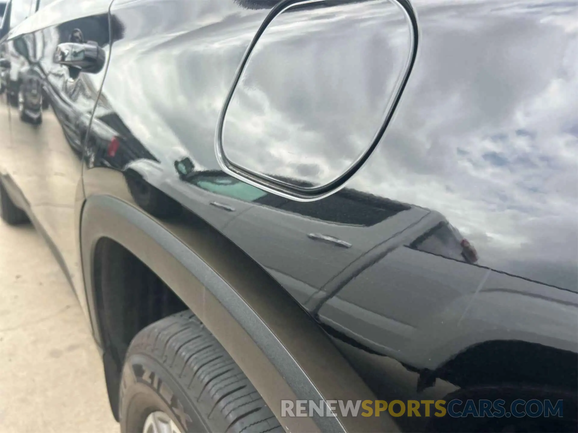 5 Photograph of a damaged car 1GNERGKW6NJ153965 CHEVROLET TRAVERSE 2022