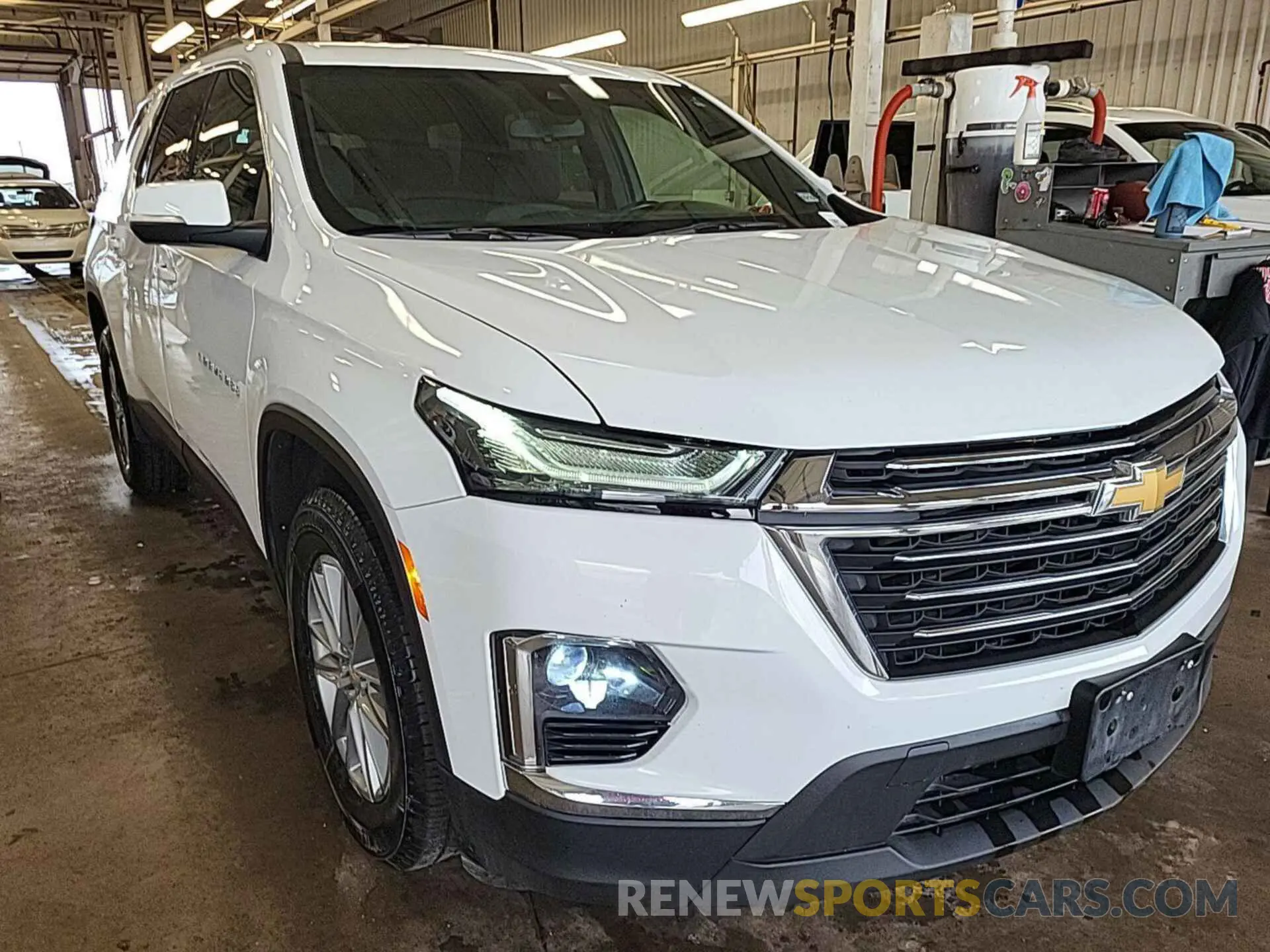 4 Photograph of a damaged car 1GNERGKW6NJ156915 CHEVROLET TRAVERSE 2022