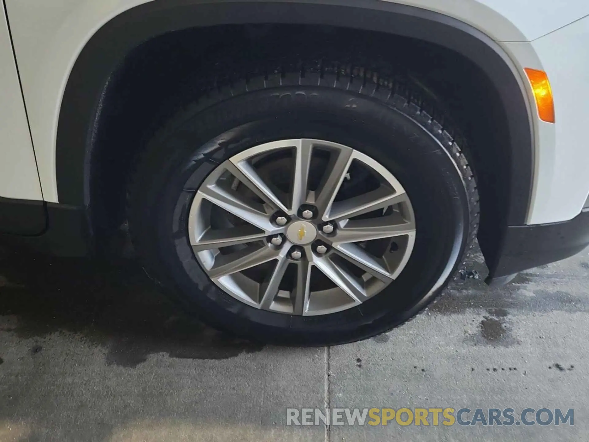 13 Photograph of a damaged car 1GNERGKW8NJ187096 CHEVROLET TRAVERSE 2022