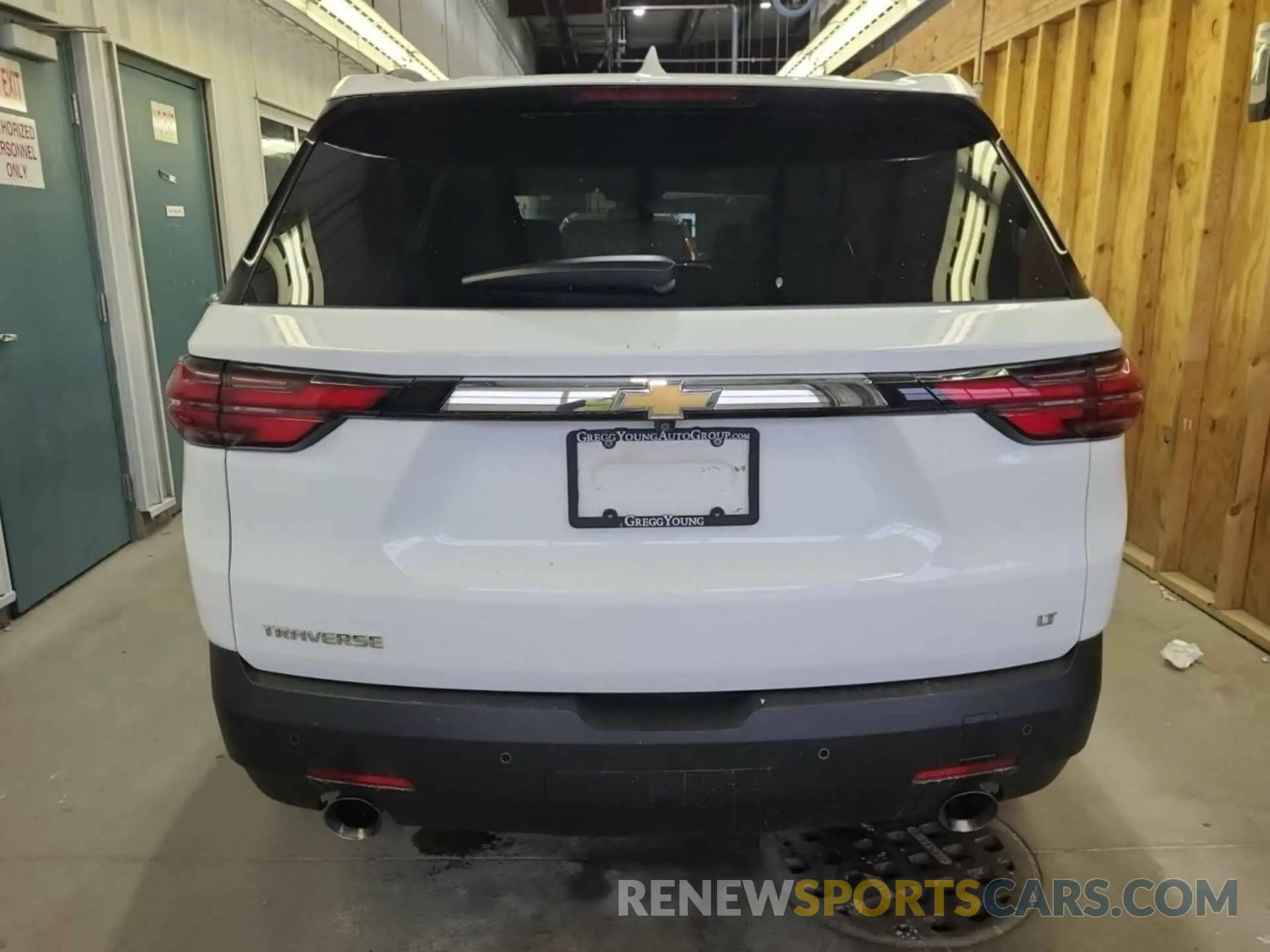 17 Photograph of a damaged car 1GNERGKW8NJ187096 CHEVROLET TRAVERSE 2022