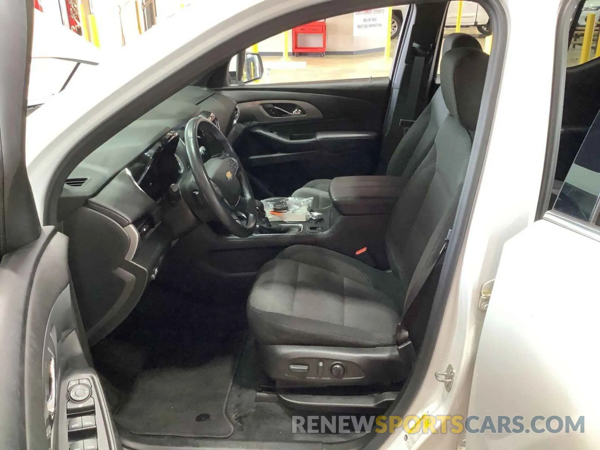 8 Photograph of a damaged car 1GNERGKWXNJ113470 CHEVROLET TRAVERSE 2022