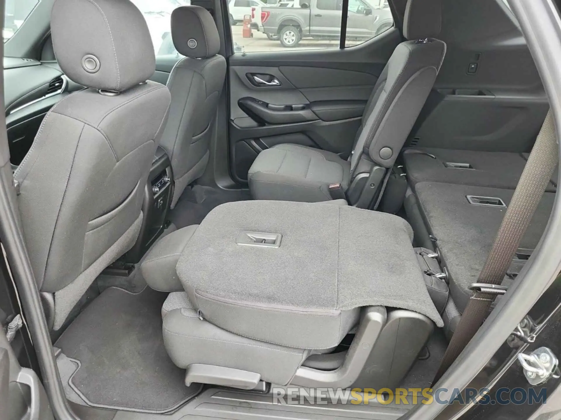 4 Photograph of a damaged car 1GNERGKWXNJ156903 CHEVROLET TRAVERSE 2022
