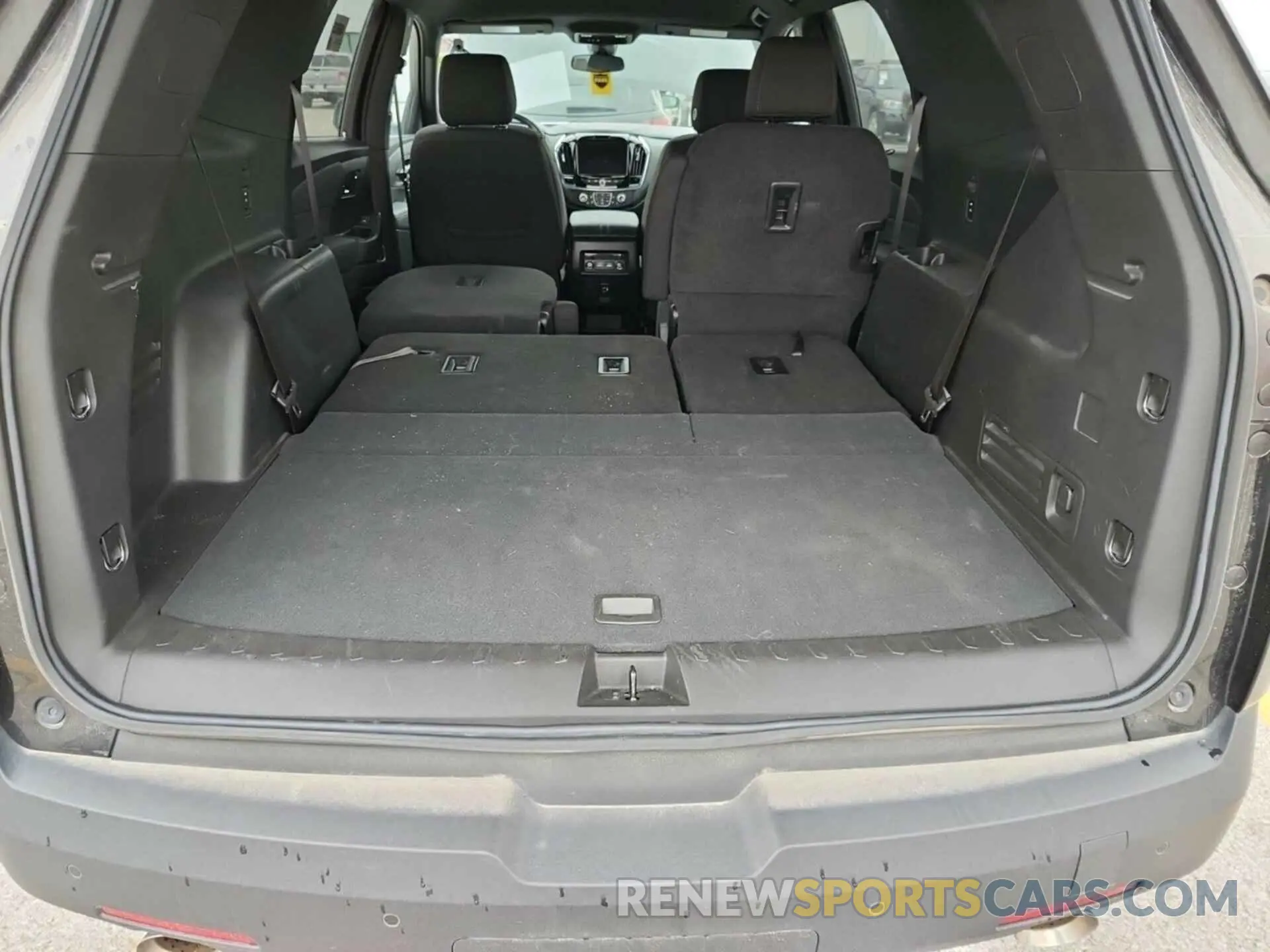 5 Photograph of a damaged car 1GNERGKWXNJ156903 CHEVROLET TRAVERSE 2022