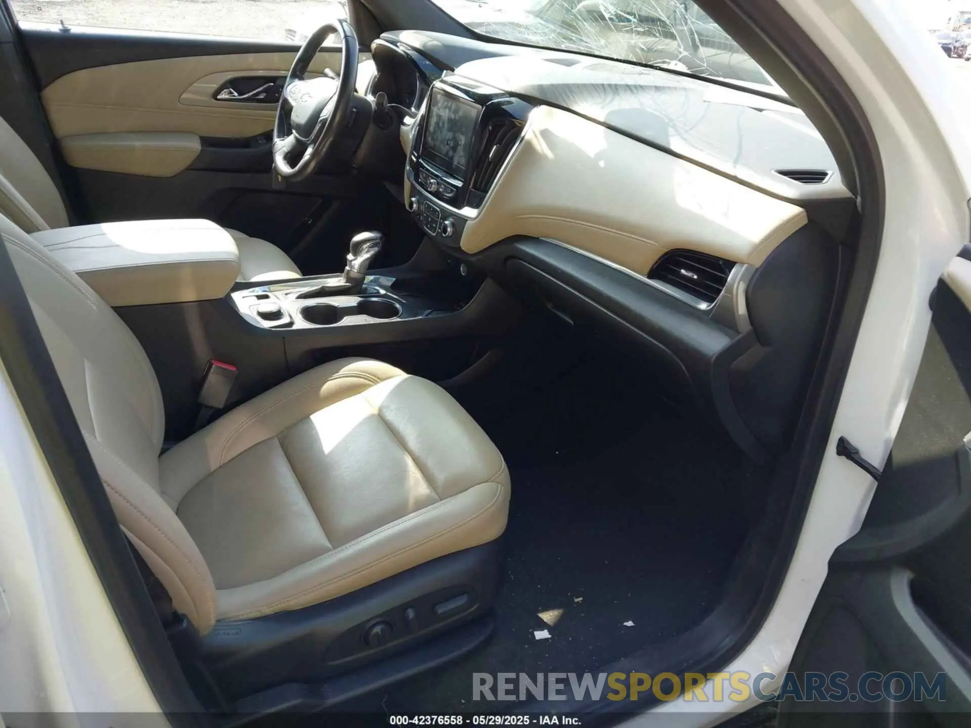 5 Photograph of a damaged car 1GNERHKW3NJ110710 CHEVROLET TRAVERSE 2022