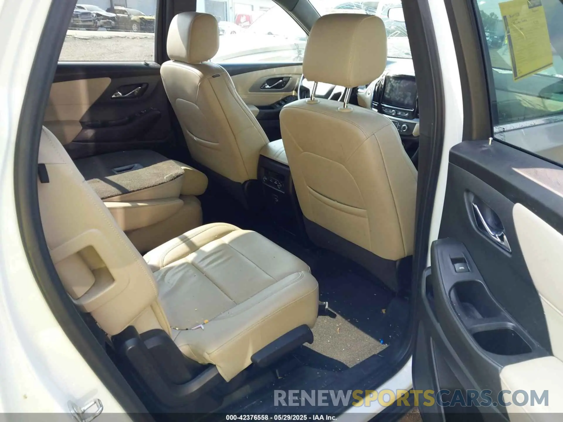 8 Photograph of a damaged car 1GNERHKW3NJ110710 CHEVROLET TRAVERSE 2022