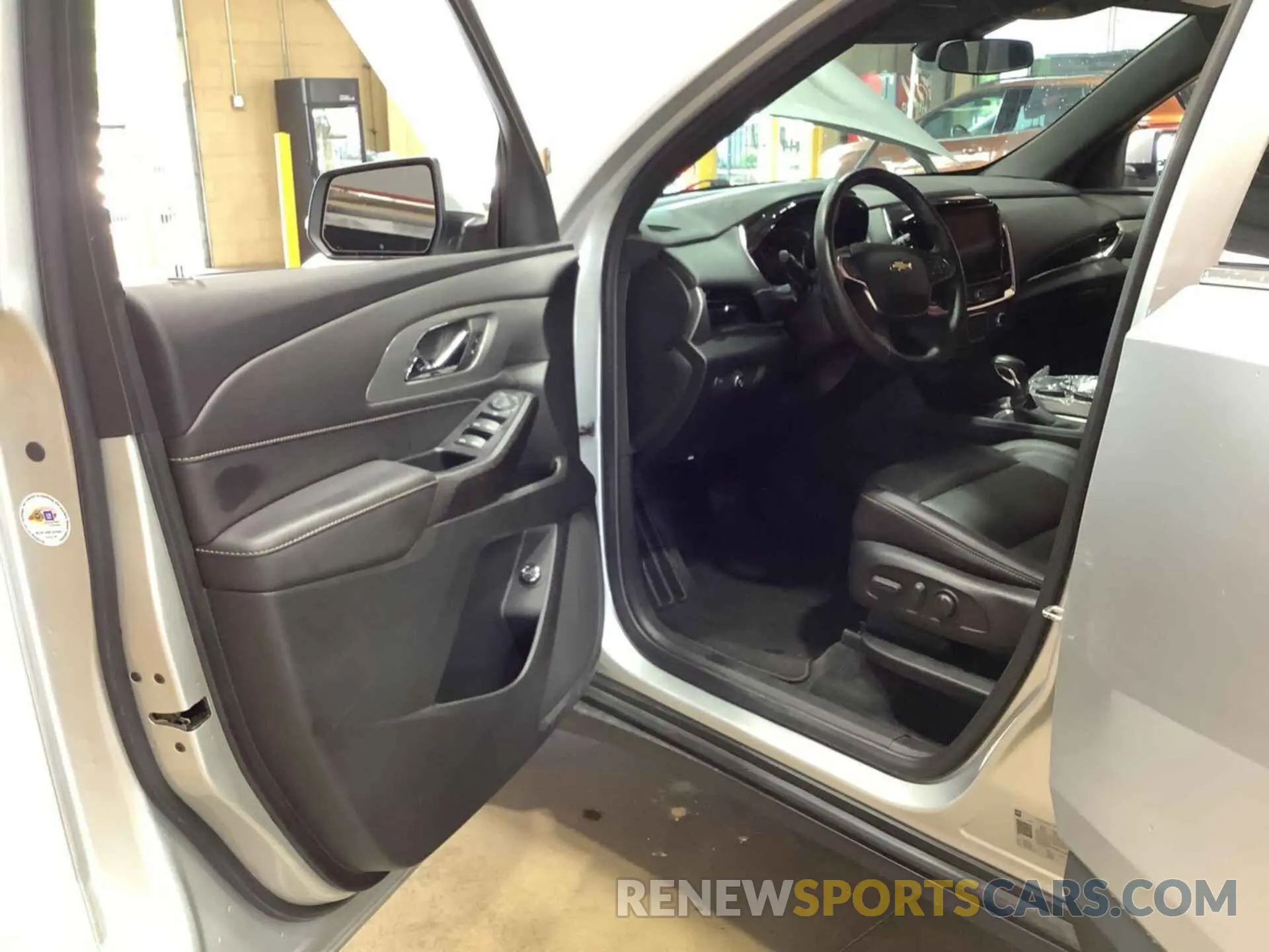 4 Photograph of a damaged car 1GNERHKW3NJ142590 CHEVROLET TRAVERSE 2022
